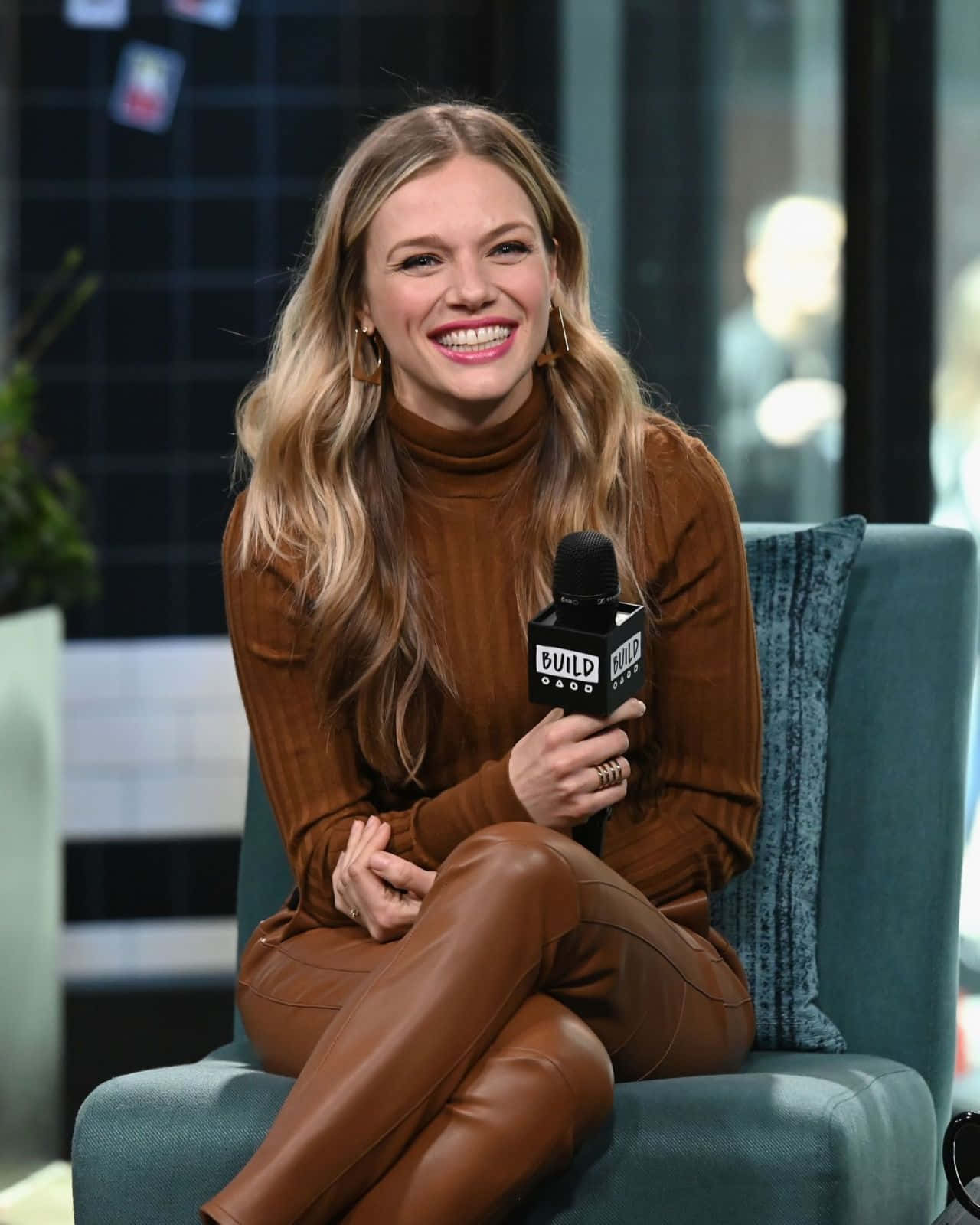 1280x1600 Descargar fondos de Momento De Entrevista De Tracy Spiridakos