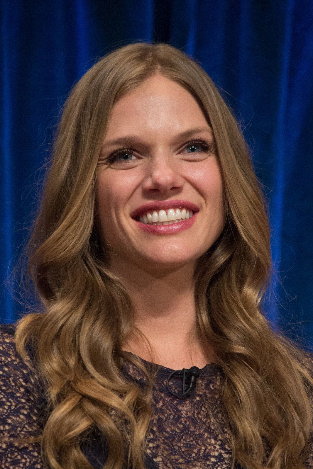 1067x1600 Tracy Spiridakos Image