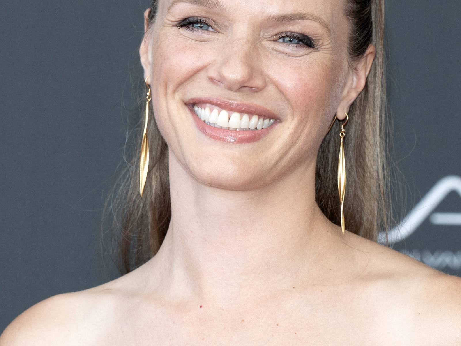1600x1200 Tracy Spiridakos