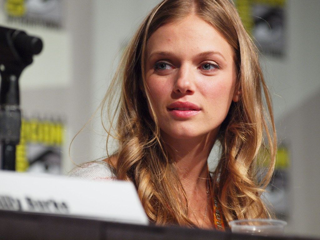 1024x768 Tracy Spiridakos Comic Con 12a