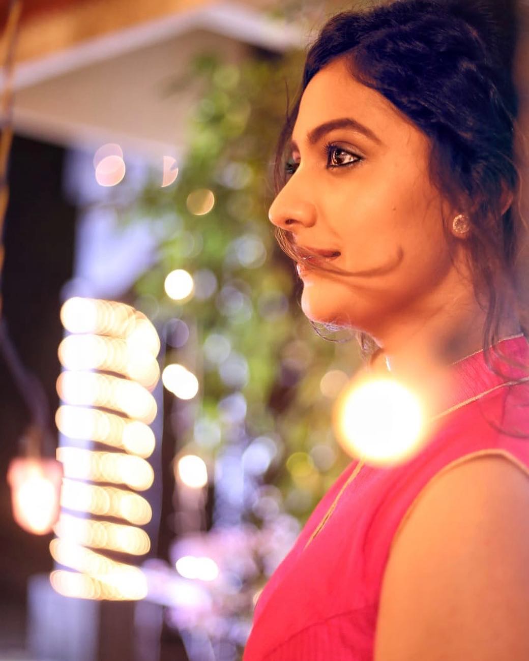 1040x1300 Tejashree Pradhan Wallpaper