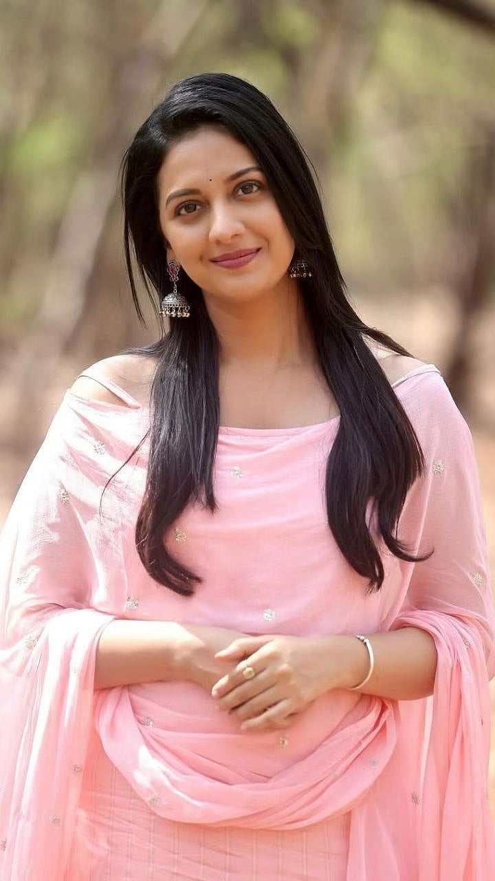 720x1280 TI SADHYA KAY KARTE FAME TEJASHREE PRADHAN'S PHONE LOCK SCREEN PHOTO REVEALS A SPECIAL PERSON IN HER LIFE AND IT'S NOT HER PARENTS. तेजश्री प्रधानच्या वॉलपेपरवर कुणाचा फोटो आहे माहितीये? स्वतःचा