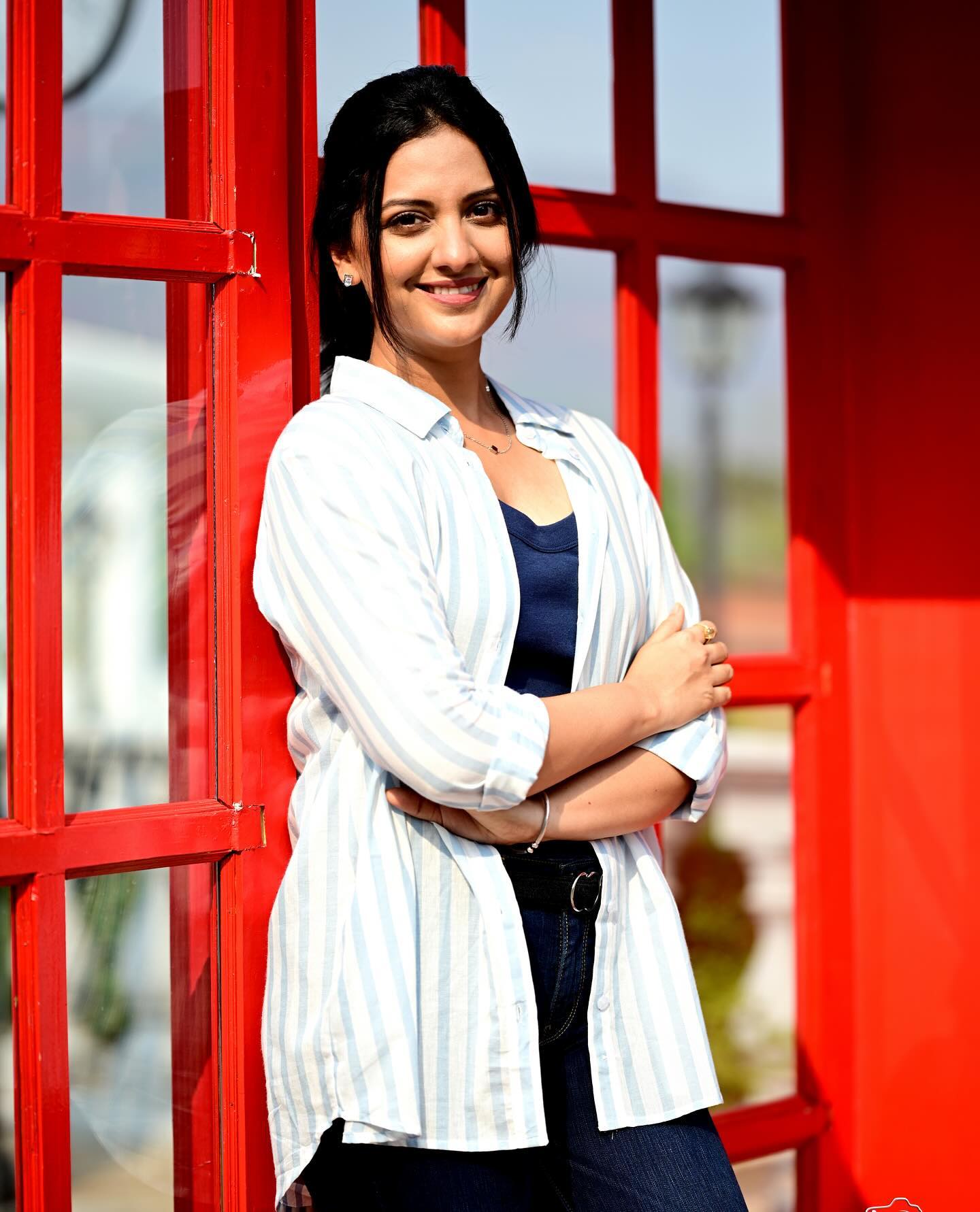 1440x1782 Premachi Goshta Fame Tejashri Pradhan mobile wallpaper photo. Photo: 'प्रेमाची गोष्ट' फेम तेजश्री प्रधानच्या मोबाइलच्या वॉलपेपरवर कोणाचा फोटो आहे माहितीये का?