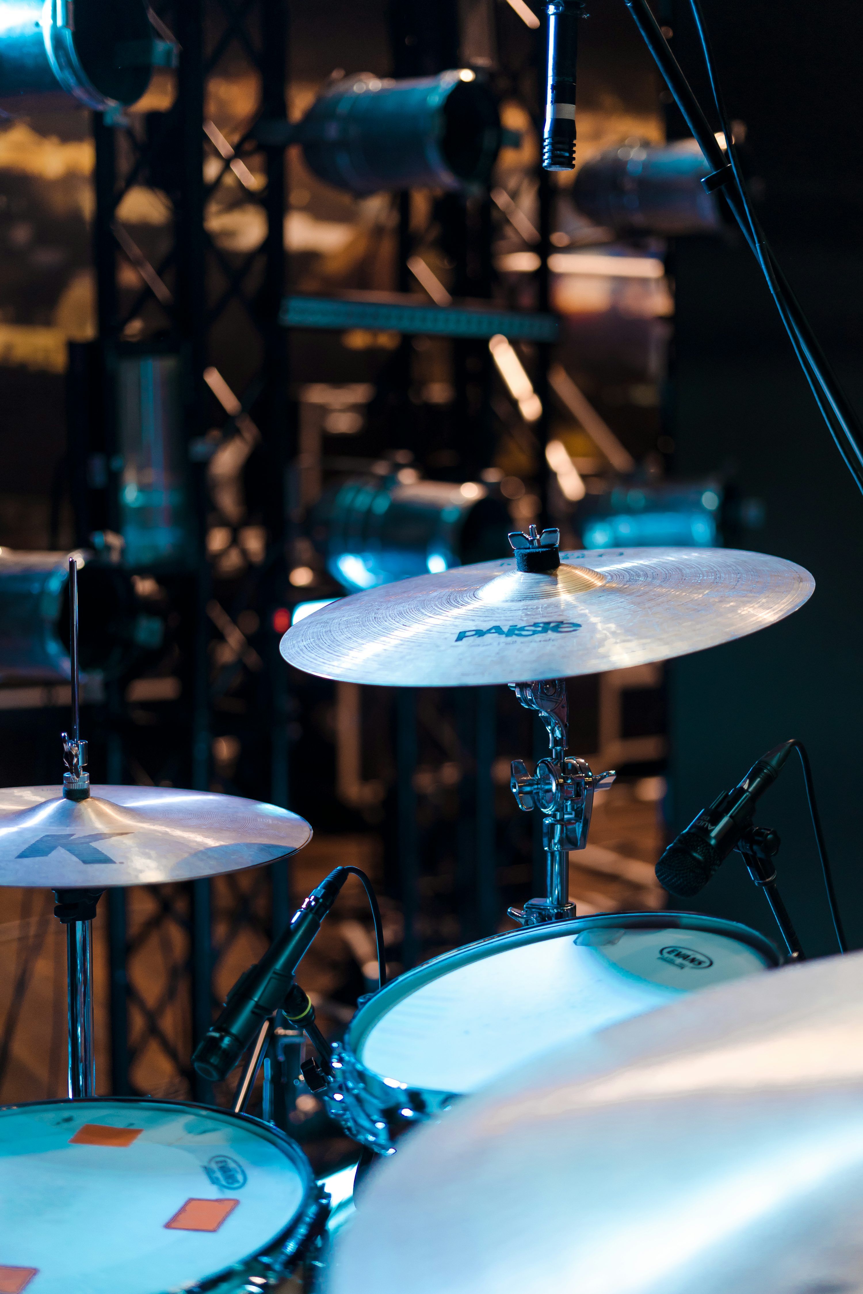 3000x4500 Selective focus photo of gray and black cymbals photo