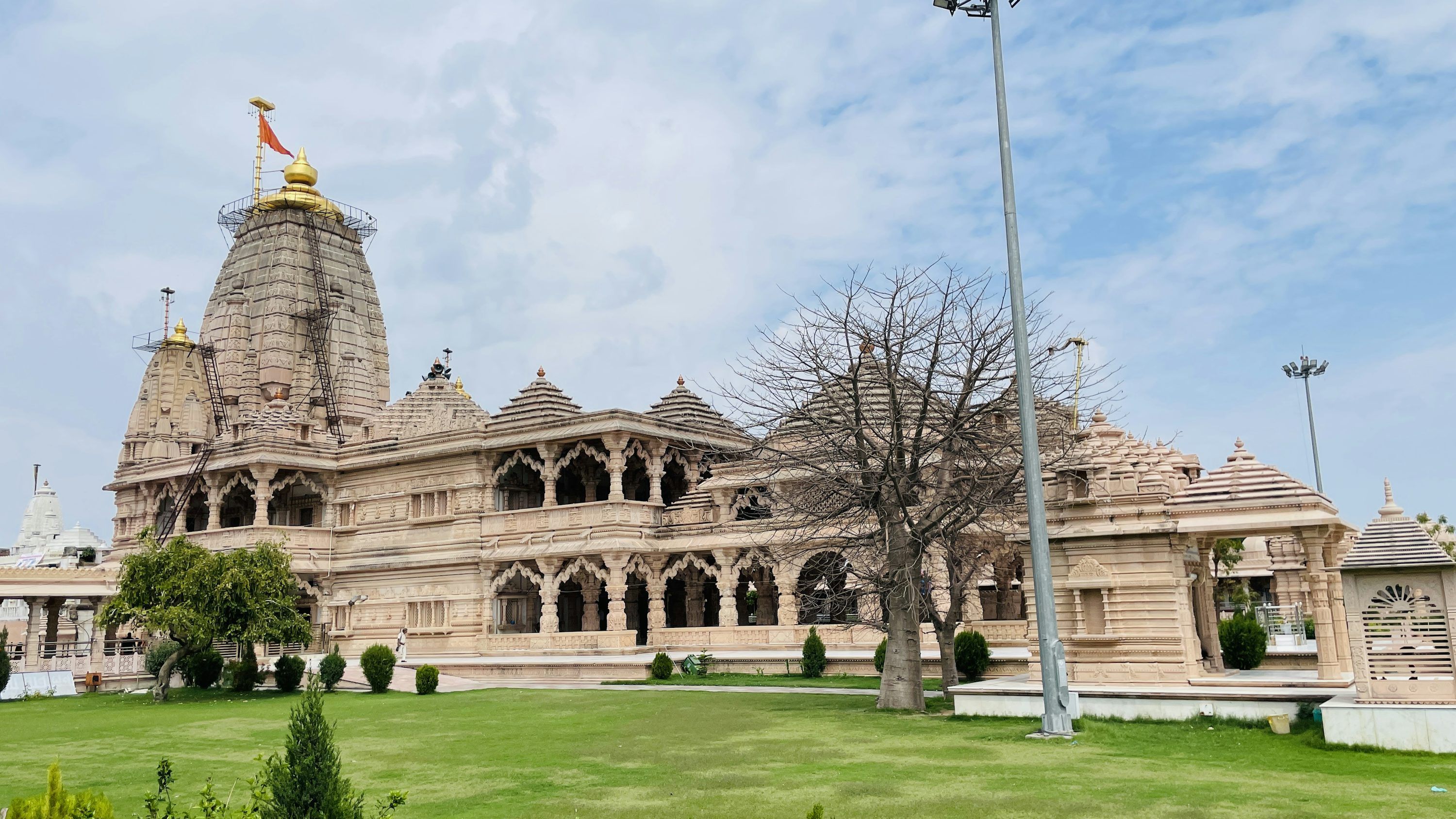 3000x1688 A large white building with a golden top photo
