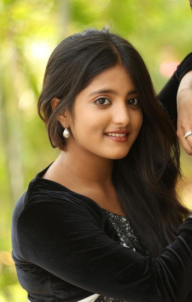726x1143 Ulka Gupta Wallpaper