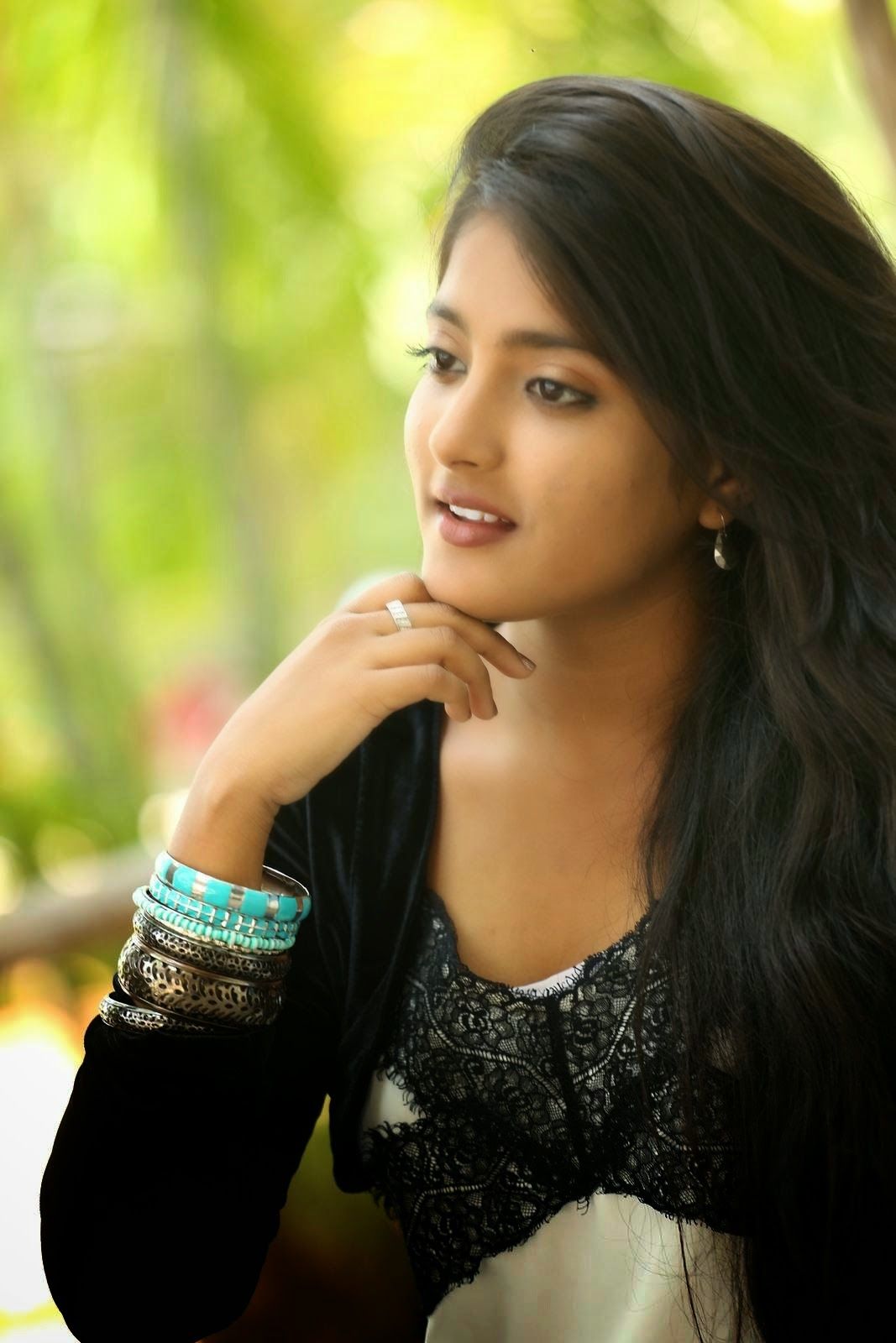 1067x1600 Ulka Gupta Wallpaper