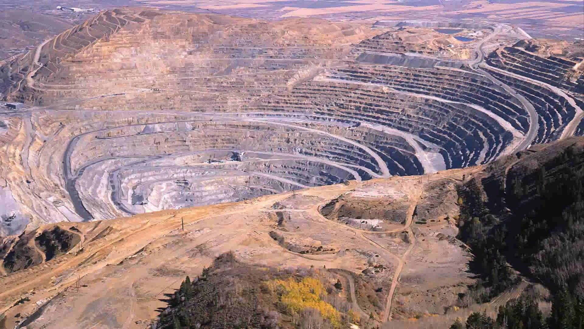 1920x1080 TIL That The Bingham Canyon Mine Is The World's Largest Man Made Excavation. It's 1.2km Deep And 4km Wide. To Get An Idea Of The Size Check Out The Freight Train