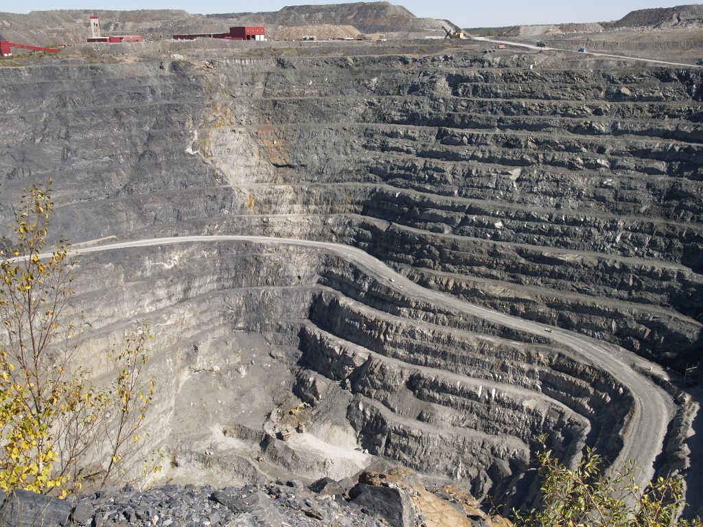 1024x768 Open pit gold mine