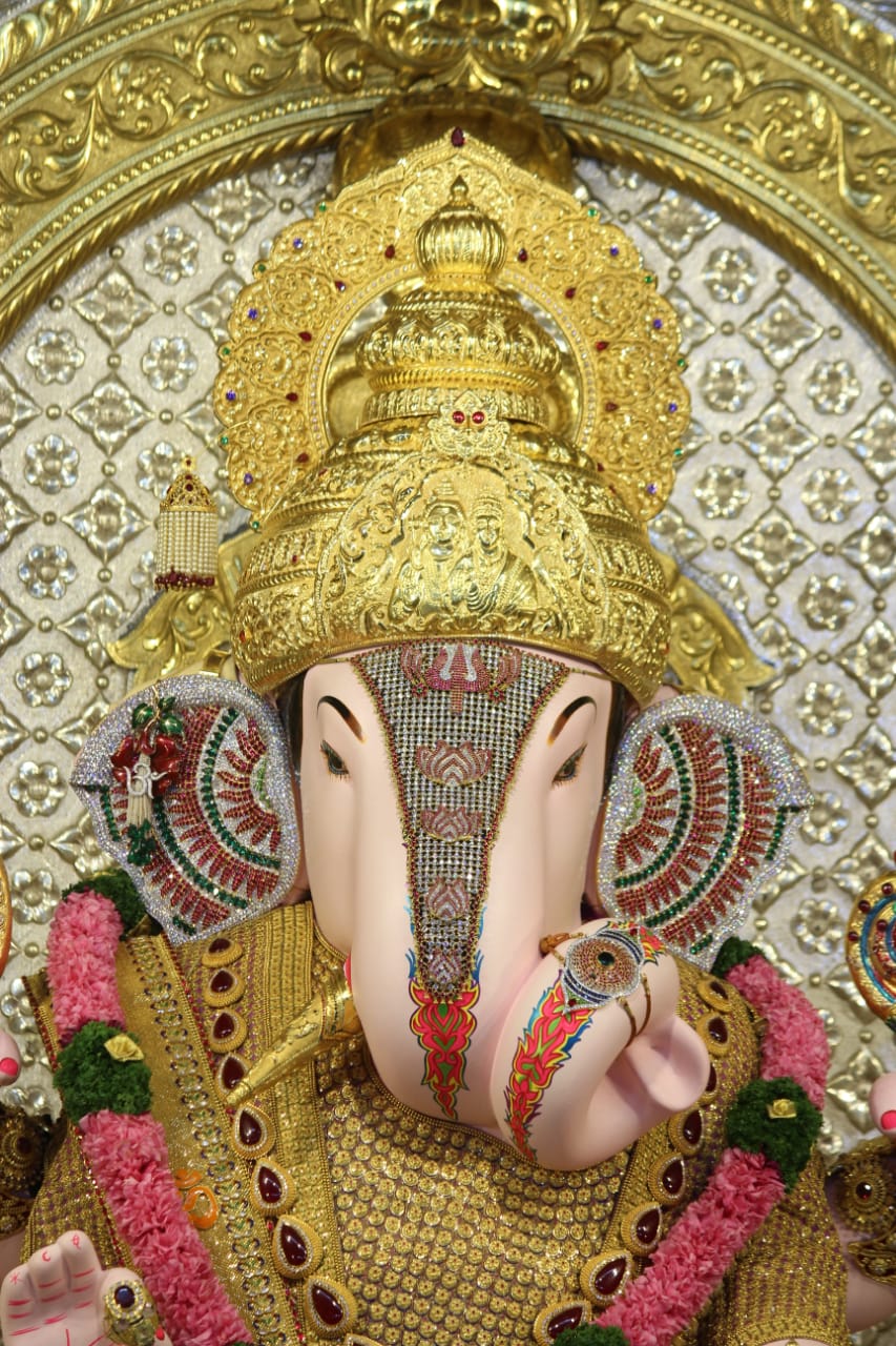 853x1280 A Devotee In Pune Who Did Not Wish To Disclose His Name Has Offered Donated Gold Crown Of Around 10 Kg To Dagdusheth Halwai Ganpati On The Occasion Of Ganesha Chaturthi