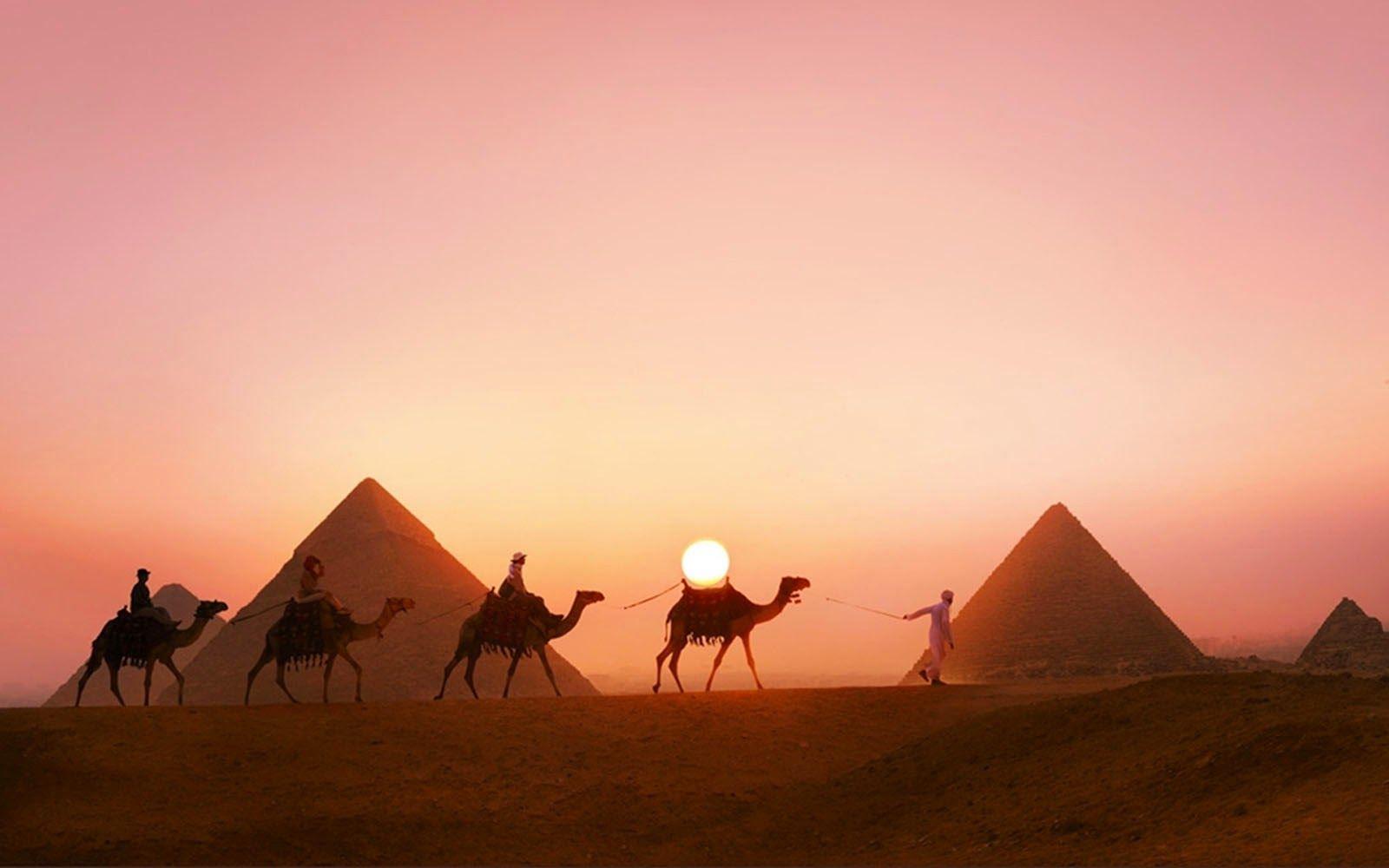 1600x1000 Pyramids Wallpaper