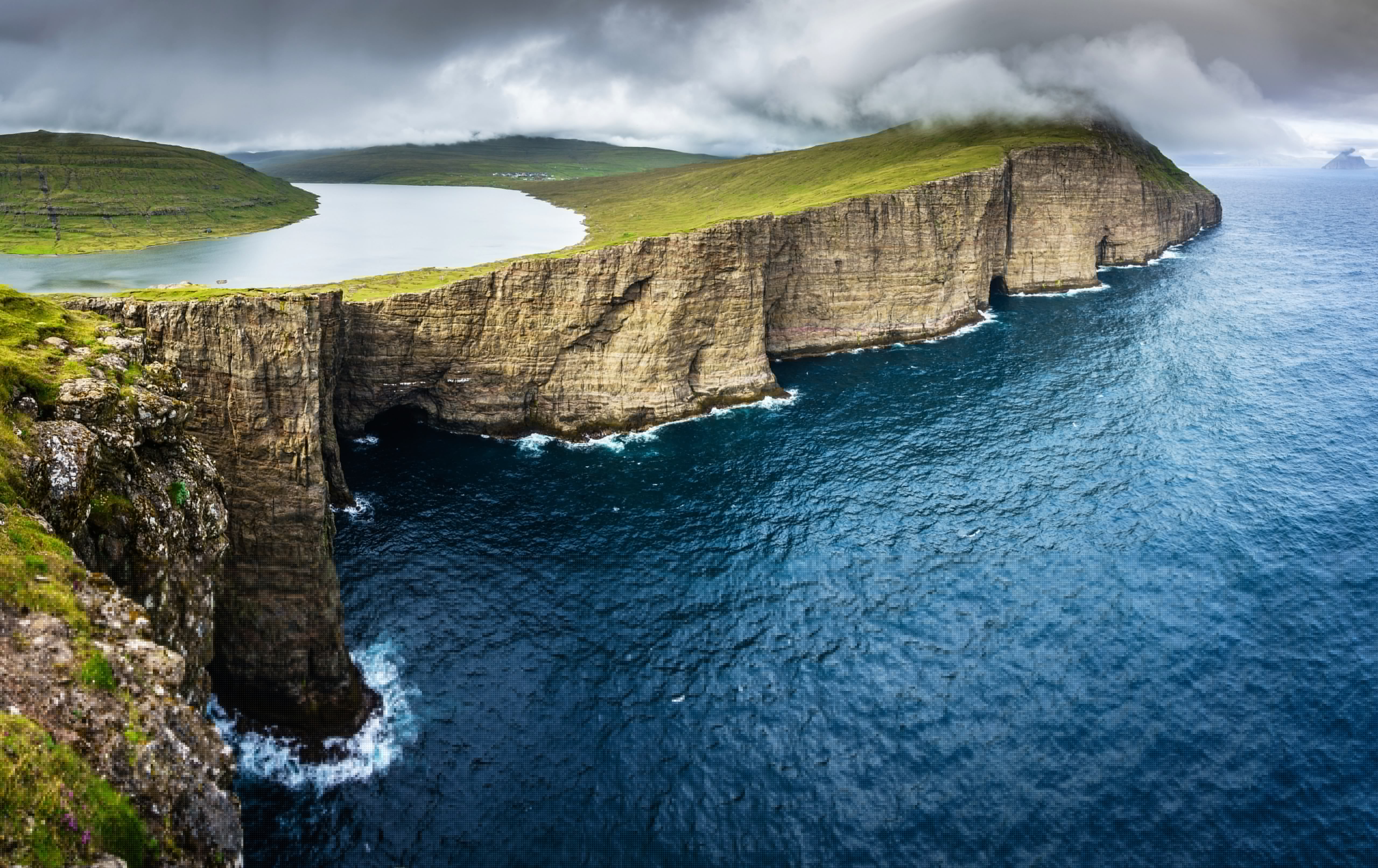 5120x3226 Wallpaper lake, the ocean, rocks, Faroe Islands, Faroe Islands, Vagar, Leitisvatn for mobile and desktop, section пейзажи, resolution 5120x3226