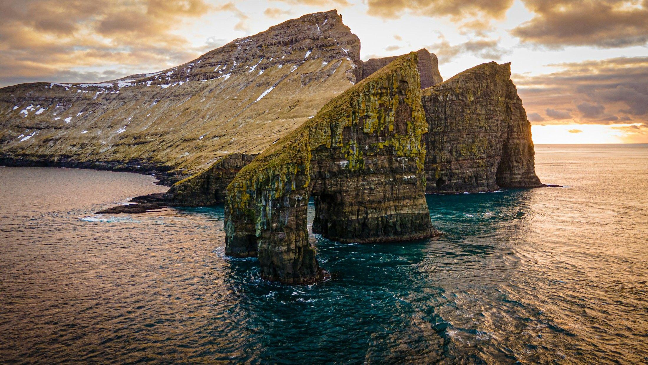 2200x1238 Vágar cliffs where waterfalls defy gravity