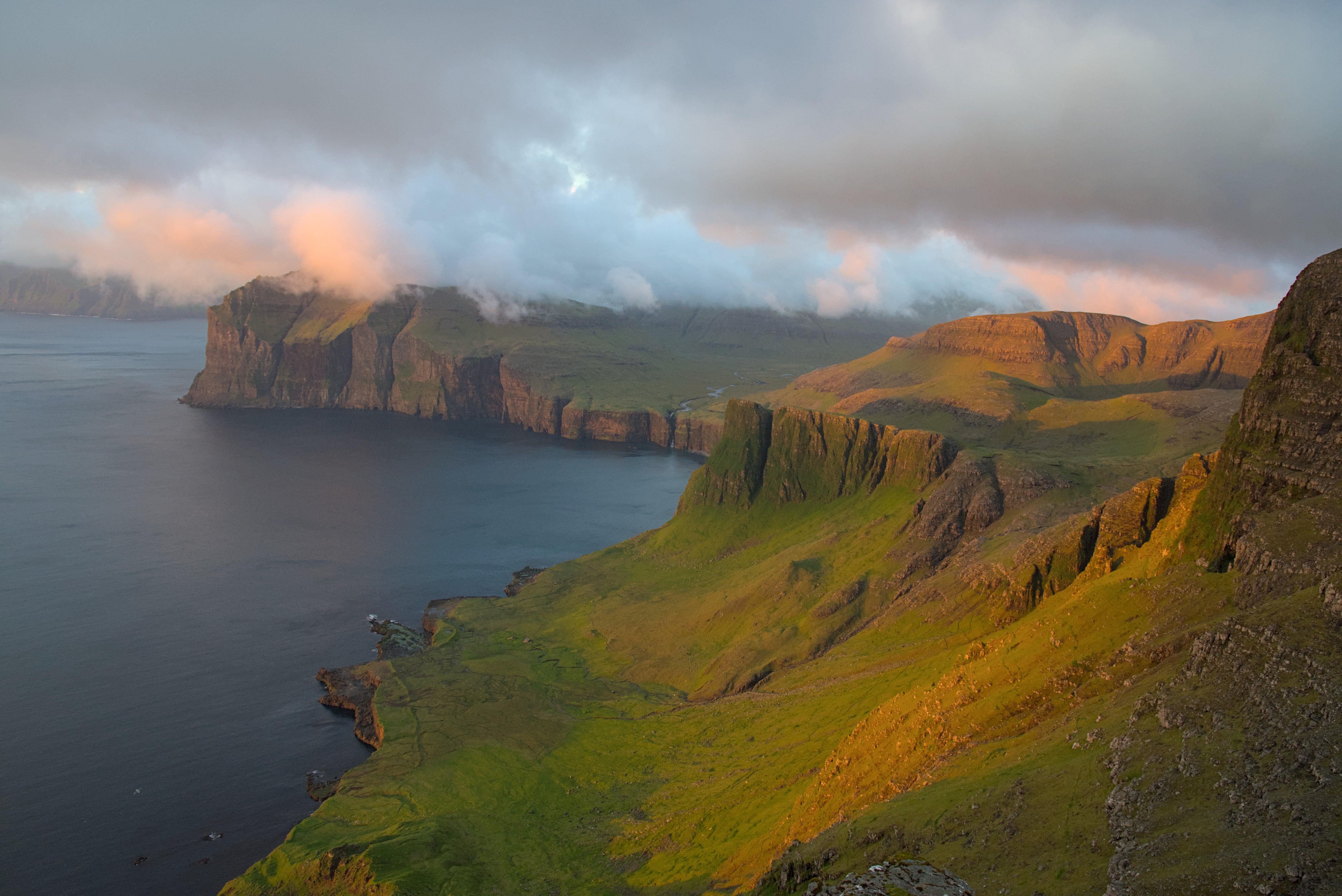 5992x4000 North coast of Vágar, Faroe Islands [OC] [5992x4000]