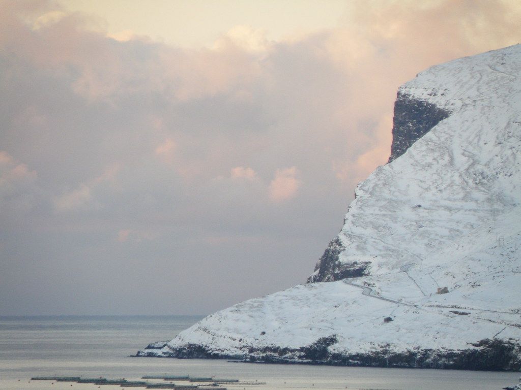 1024x768 Cliffs on Vágar Island, Faroe Islands, Føroyar
