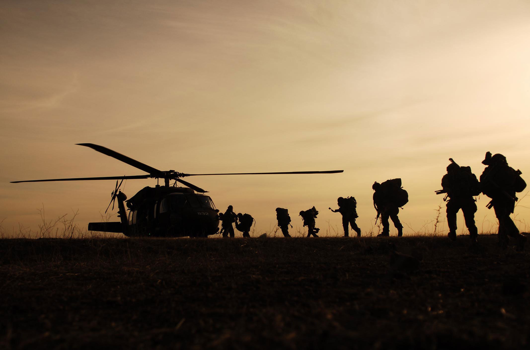 2134x1409 Wallpaper soldiers, helicopter, landing, military, Night Hawk for mobile and desktop, section ситуации, resolution 2134x1409