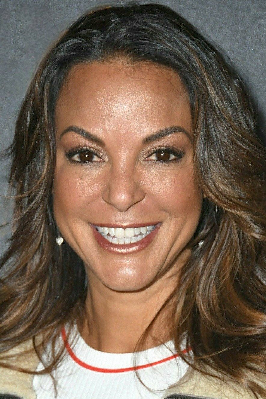 885x1327 Eva LaRue Image