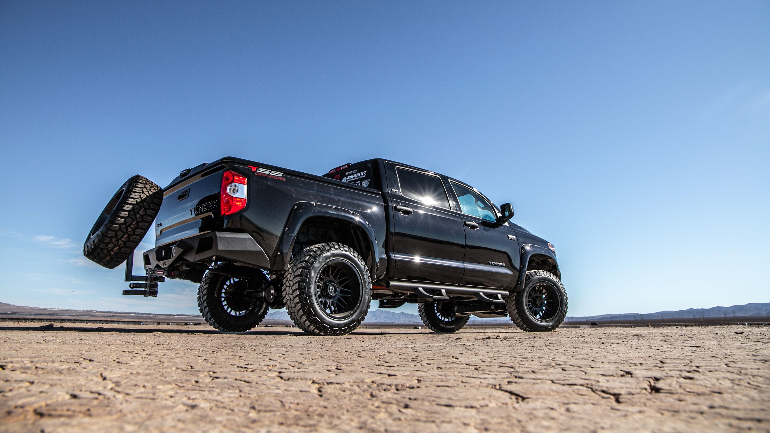 2560x1440 SEMA 2021 Toyota Tundra. Gear Off Road Wheels