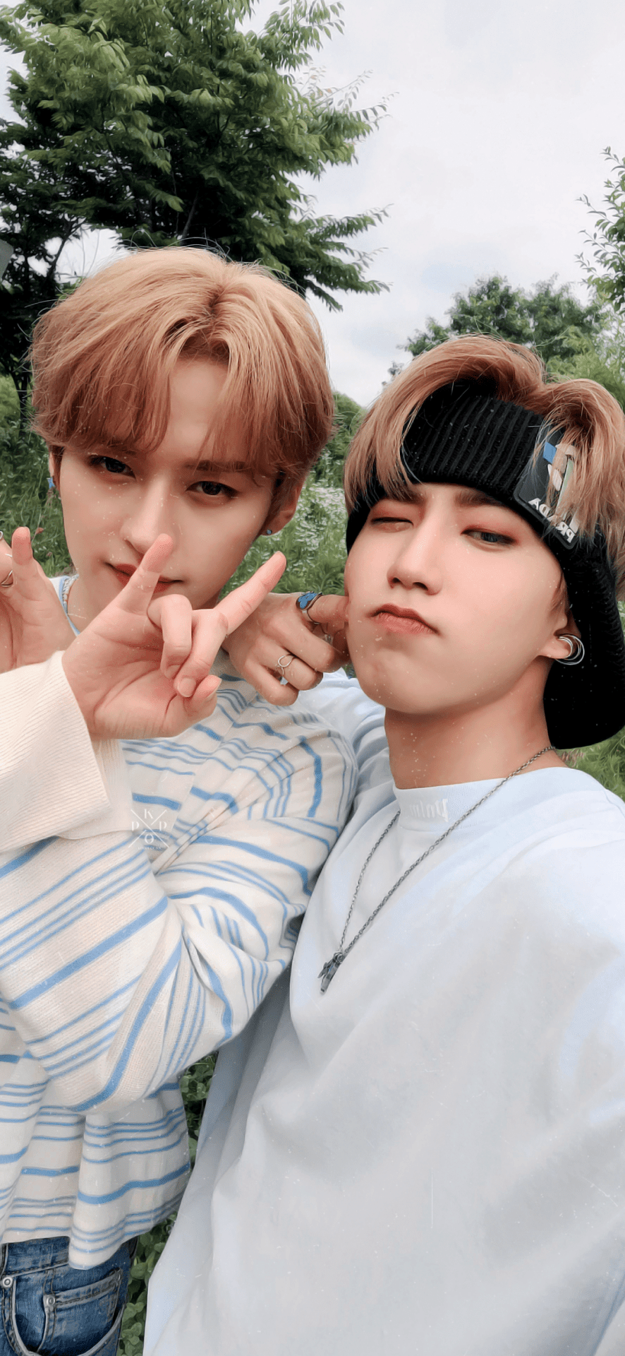 886x1920 Lee Know And Han Stray Kids Wallpaper