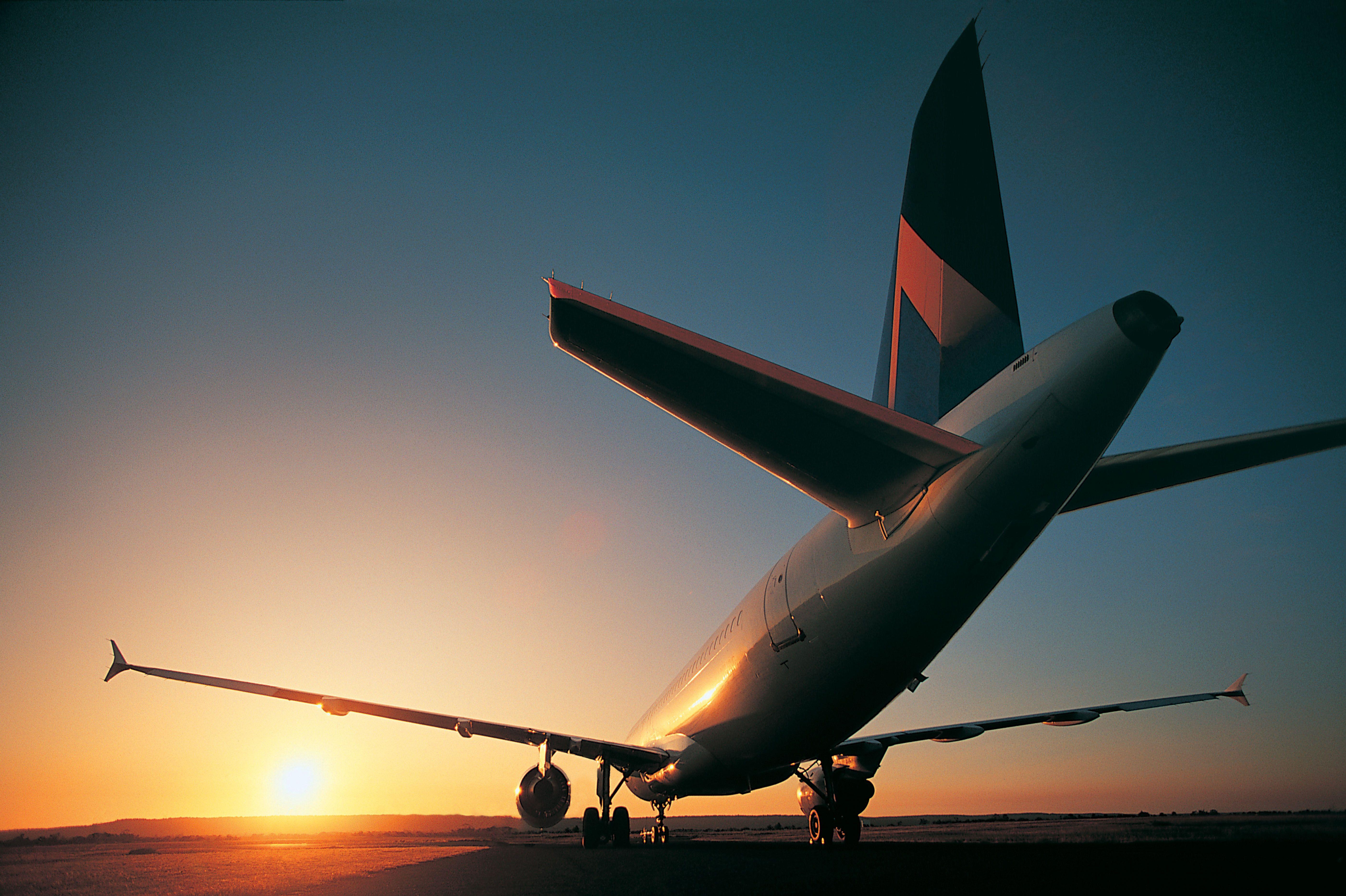 5604x3731 HD Airline Wallpaper
