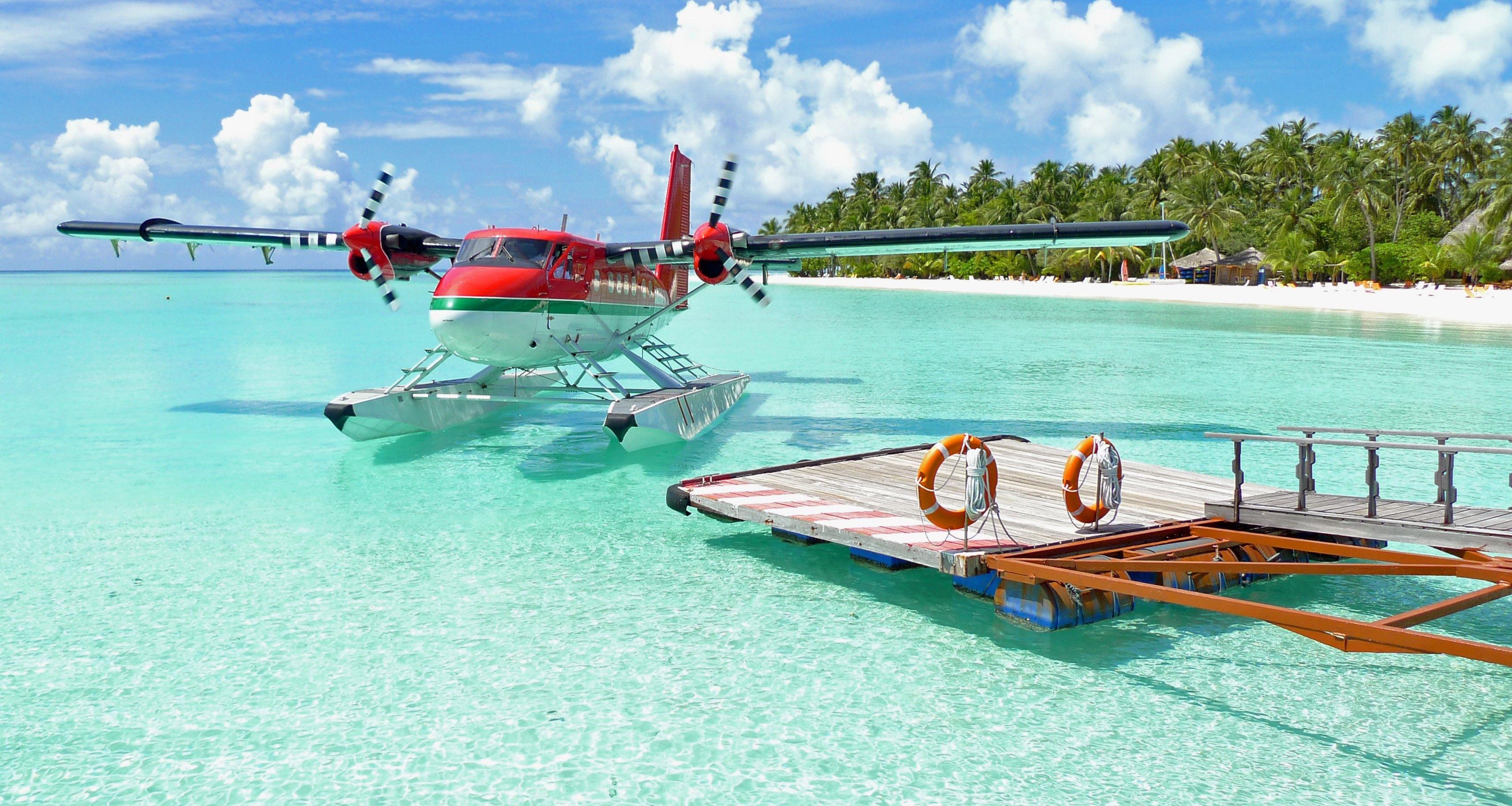 Самолет летающий по воде. Гидроплан four Seasons Мальдивы. Гидросамолет Nautilus Maldives. Гидросамолет на Бали. Мальдивы трансфер на гидросамолете.