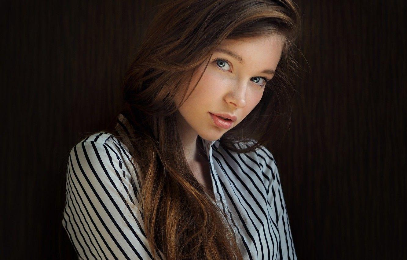 1332x850 Wallpaper girl, face, background, sweetheart, model, light, shirt