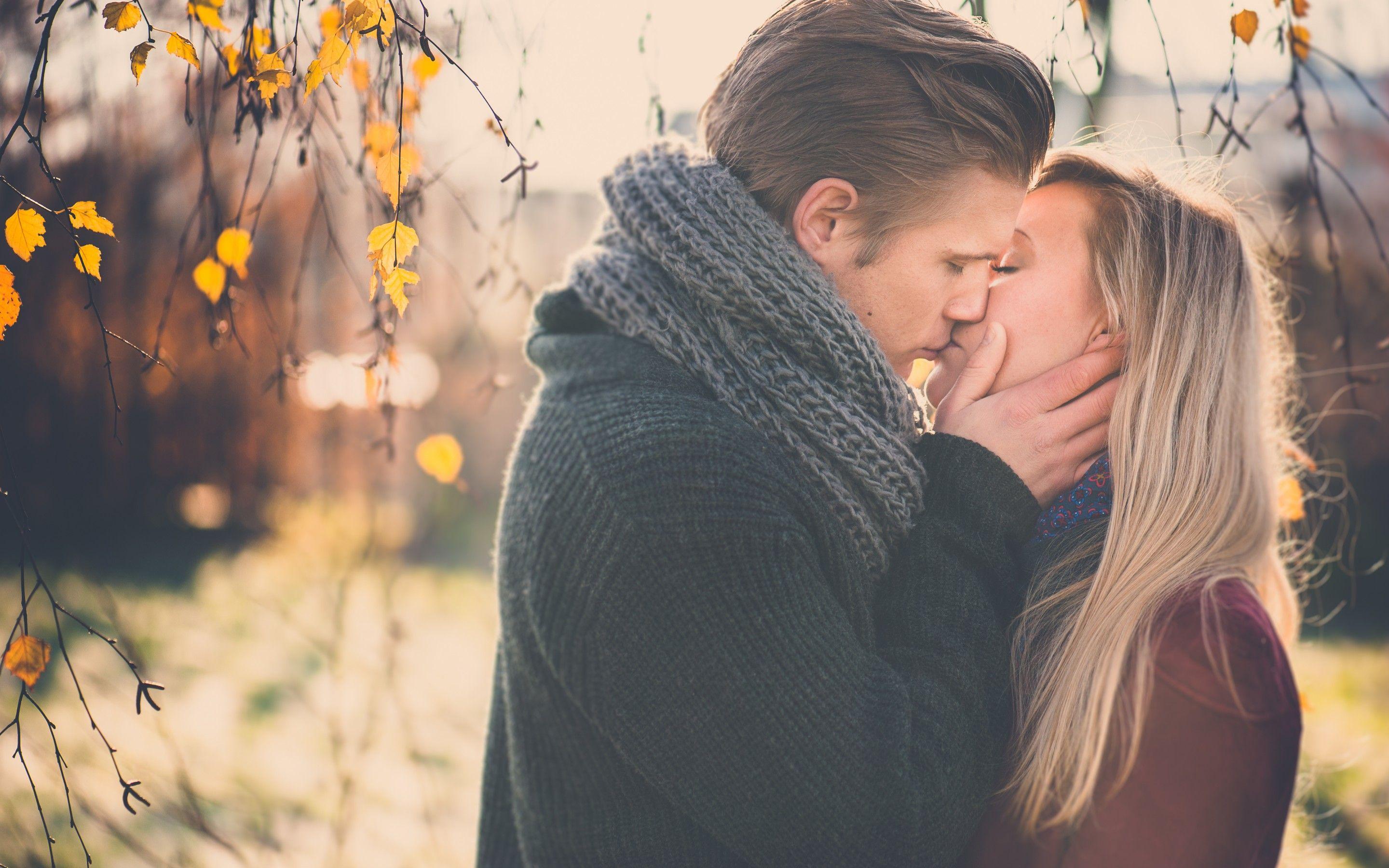 2880x1800 Autumn Boyfriend Love Girlfriend Wallpaper