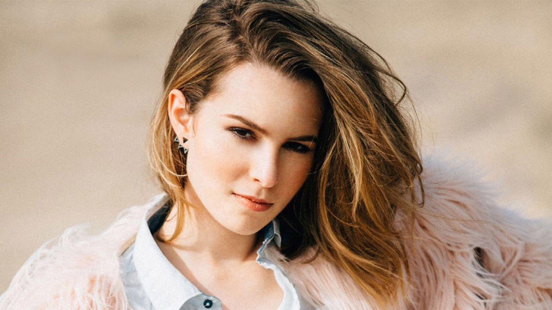 Bridgit Mendler Wallpapers Top Free Bridgit Mendler Backgrounds Wallpaperaccess