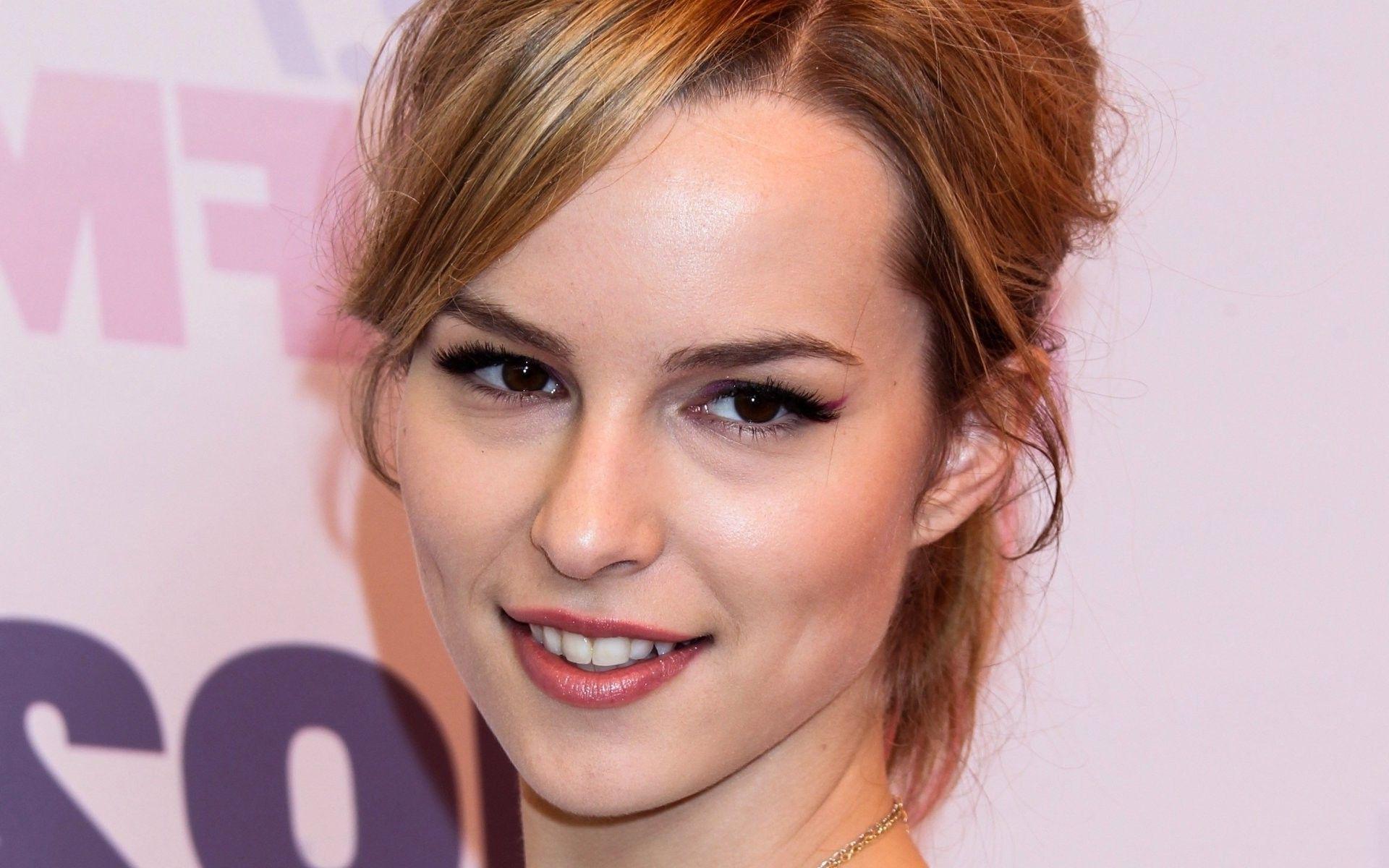 1920x1200 Bridgit Mendler 35416 1920x1200px