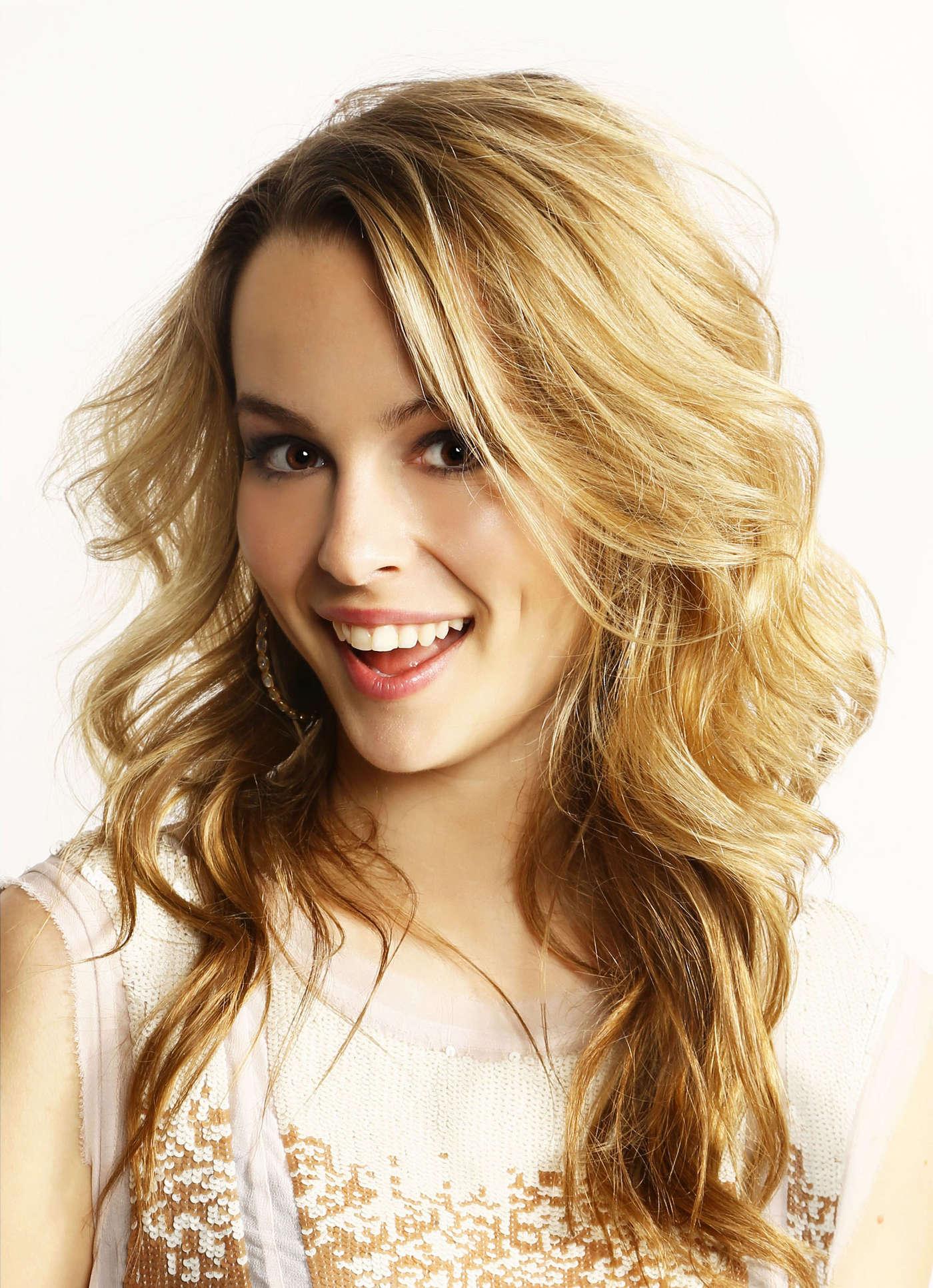 1400x1933 1400x1933px Bridgit Mendler 357.88 KB