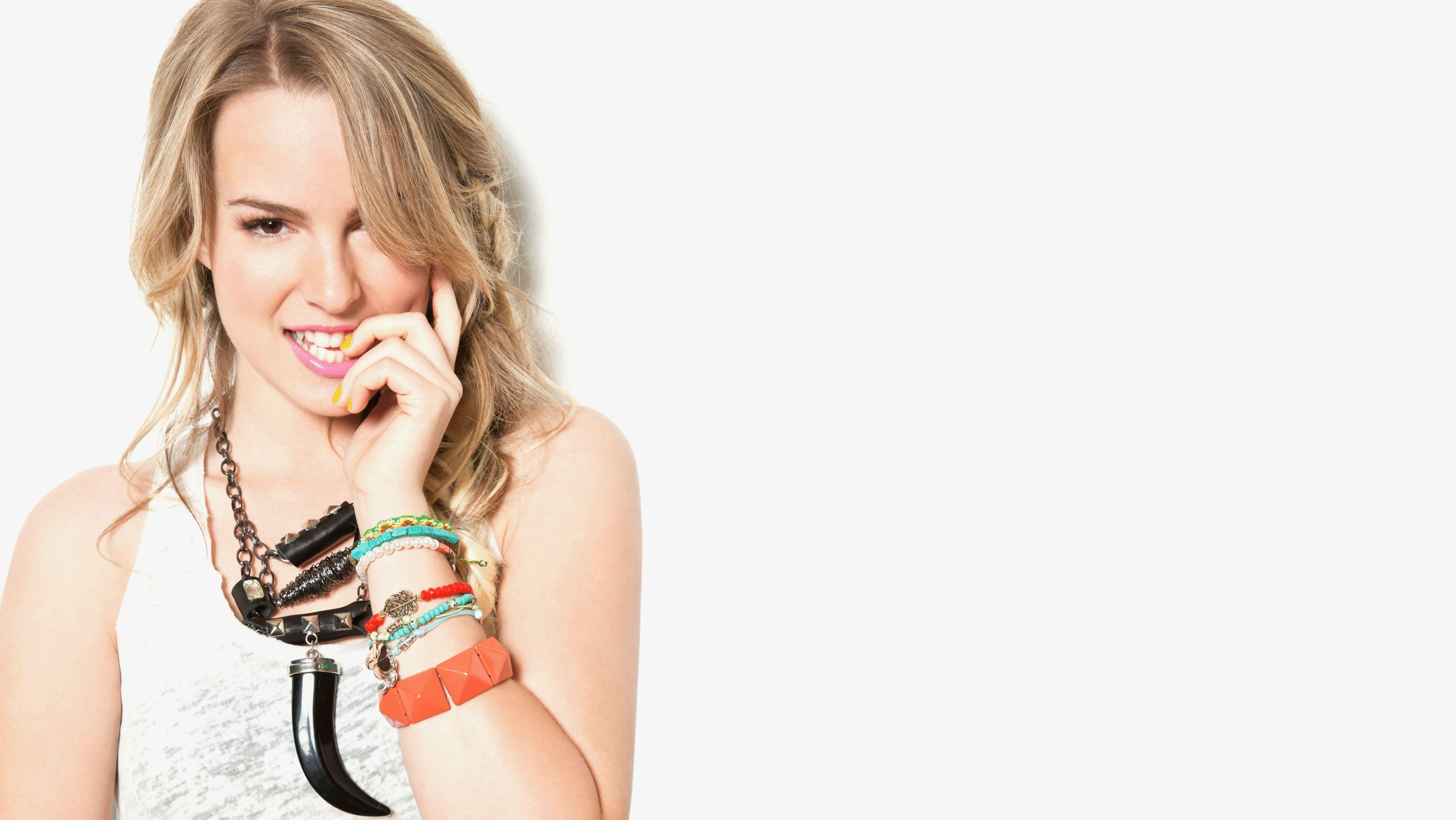 4724x2660 Bridgit Mendler Wallpaper