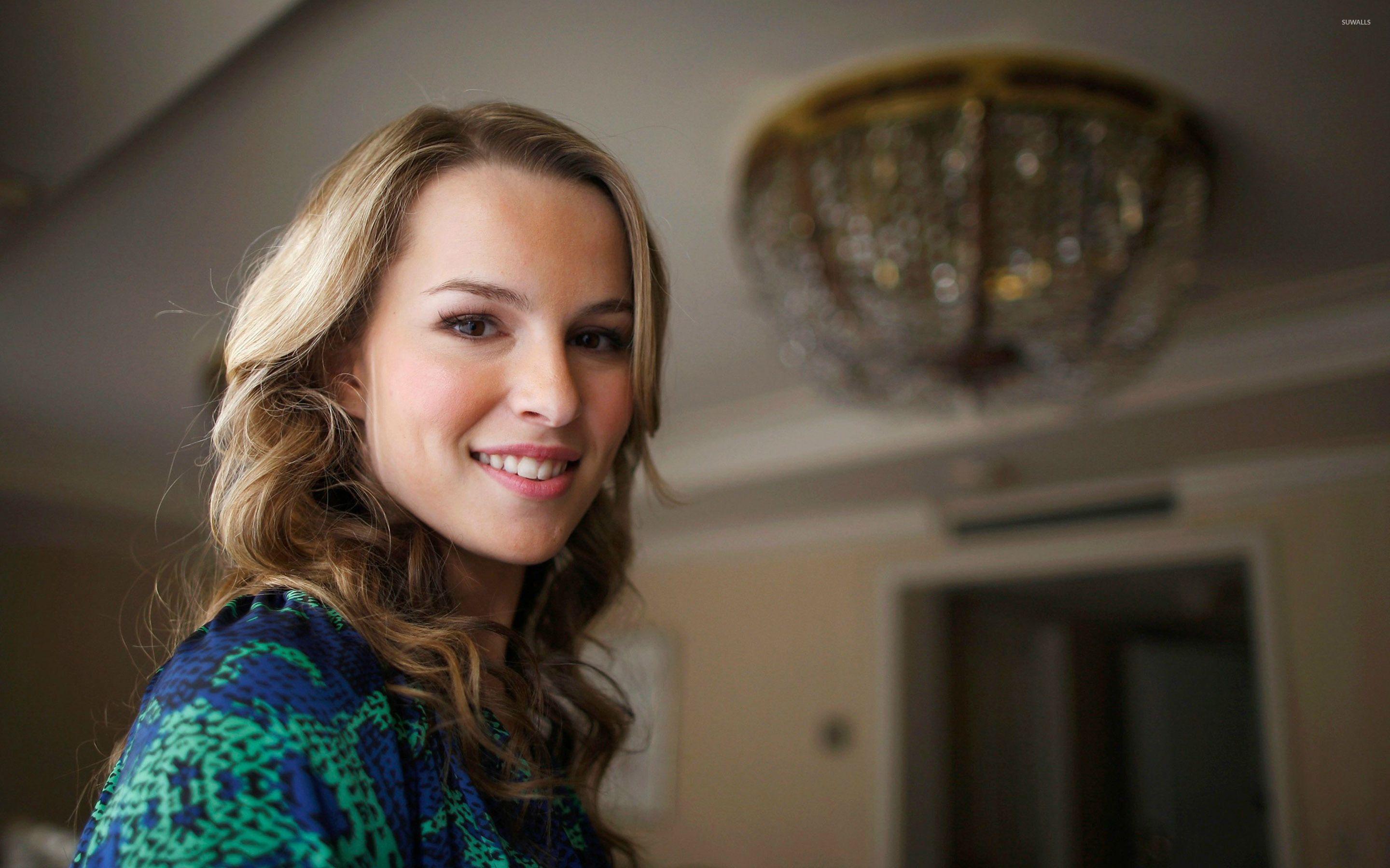 2880x1800 Bridgit Mendler [7] wallpaper wallpaper