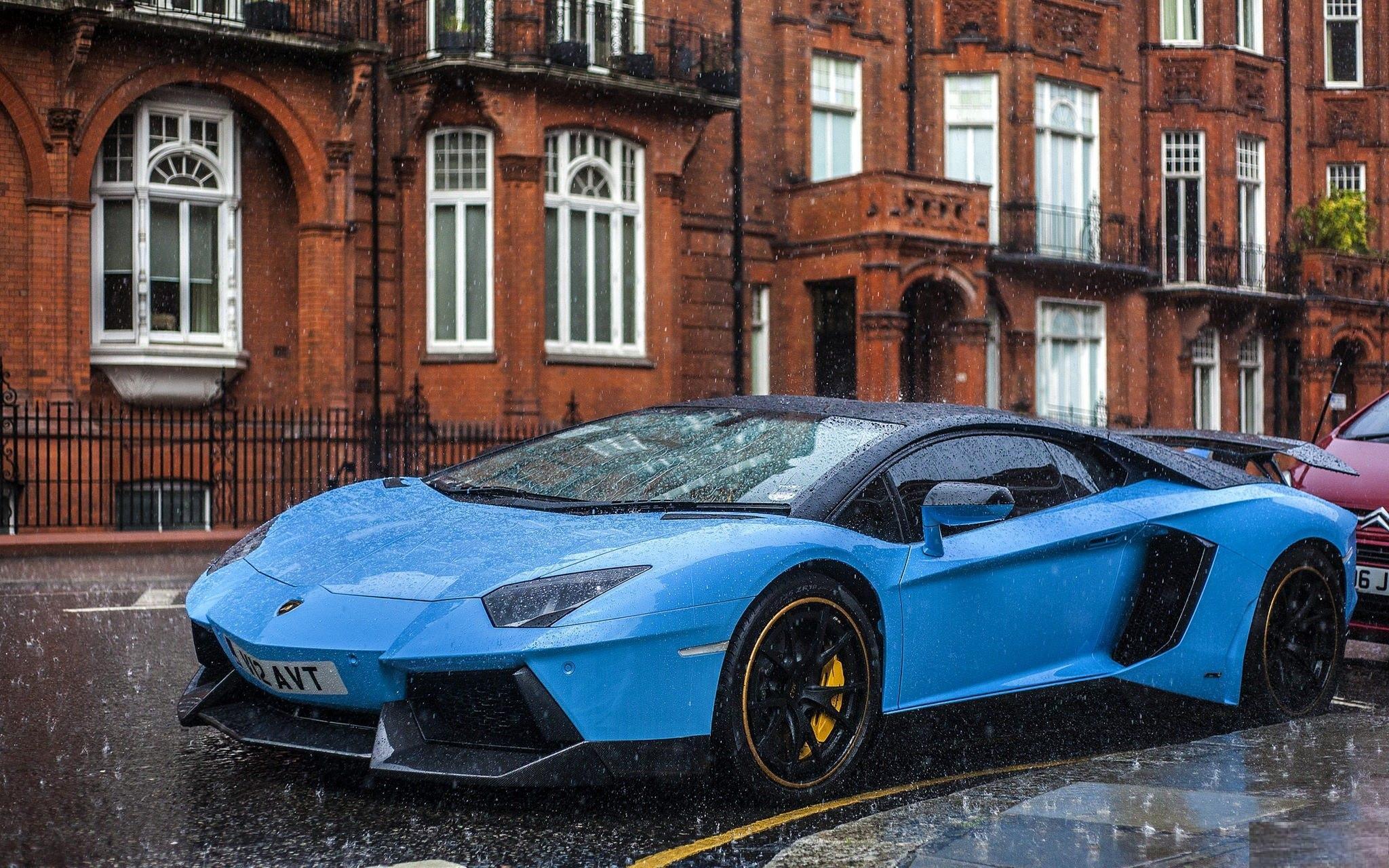 2048x1280 Classic Lamborghini Wallpaper
