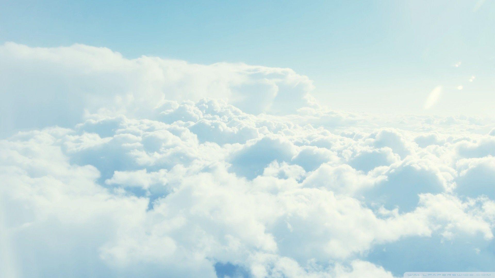 Nhìn lên trời và ngắm nhìn đám mây đầy những hình thù độc đáo thật sự tuyệt vời. Nơi đó, sự tự do được thể hiện một cách hoàn hảo và tạo nên một không khí tuyệt vời.