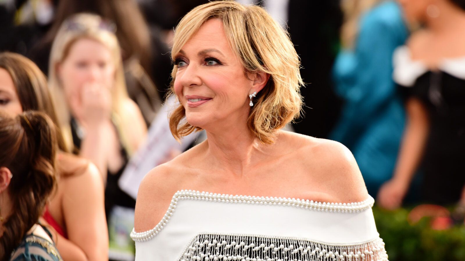 1600x900 Grey power! Actress Allison Janney debuts stunning new look