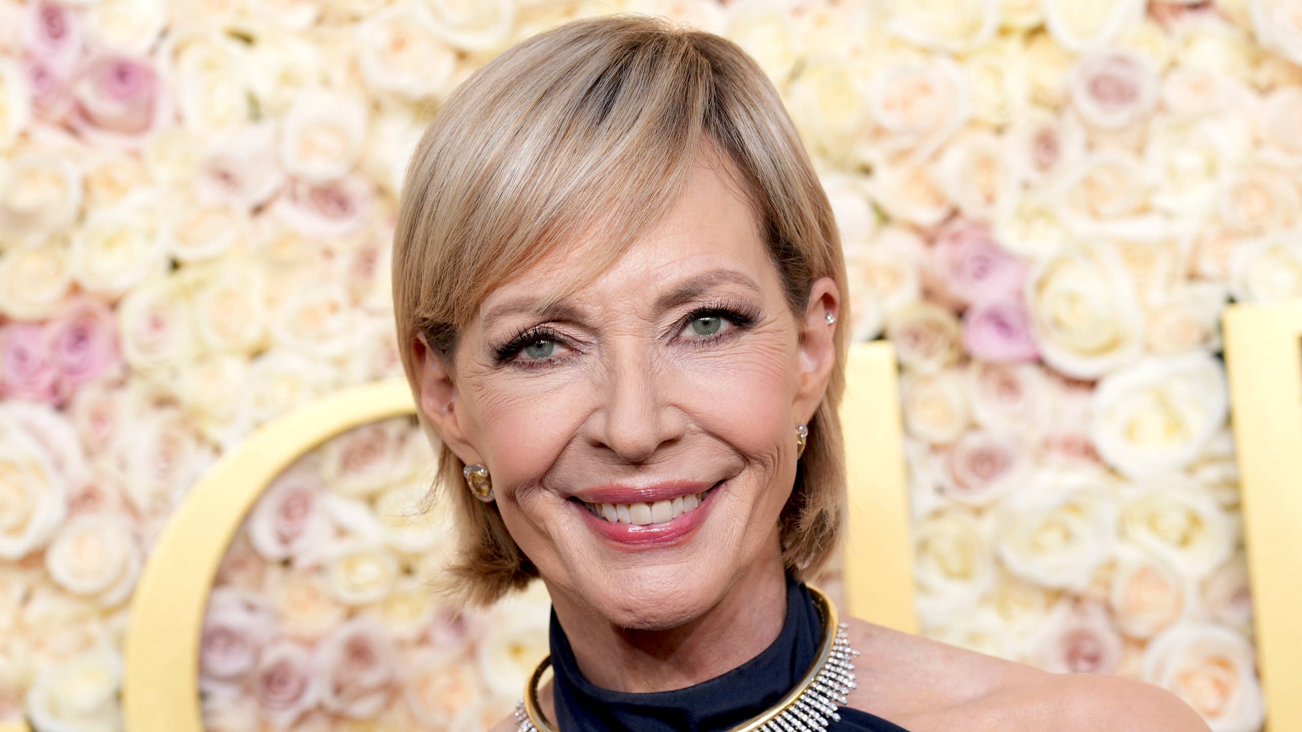2560x1440 Allison Janney Goes Incognito in Rare Los Angeles Sighting