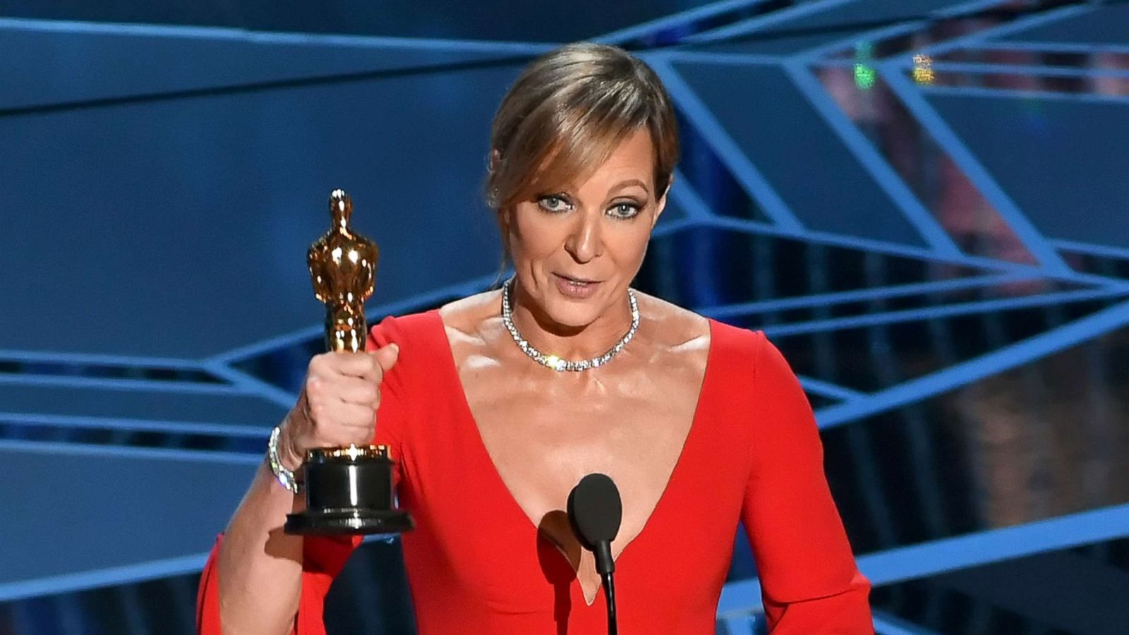 1600x900 Allison Janney Celebrates Her Oscar Win With 'Mom' Co Star Anna Faris