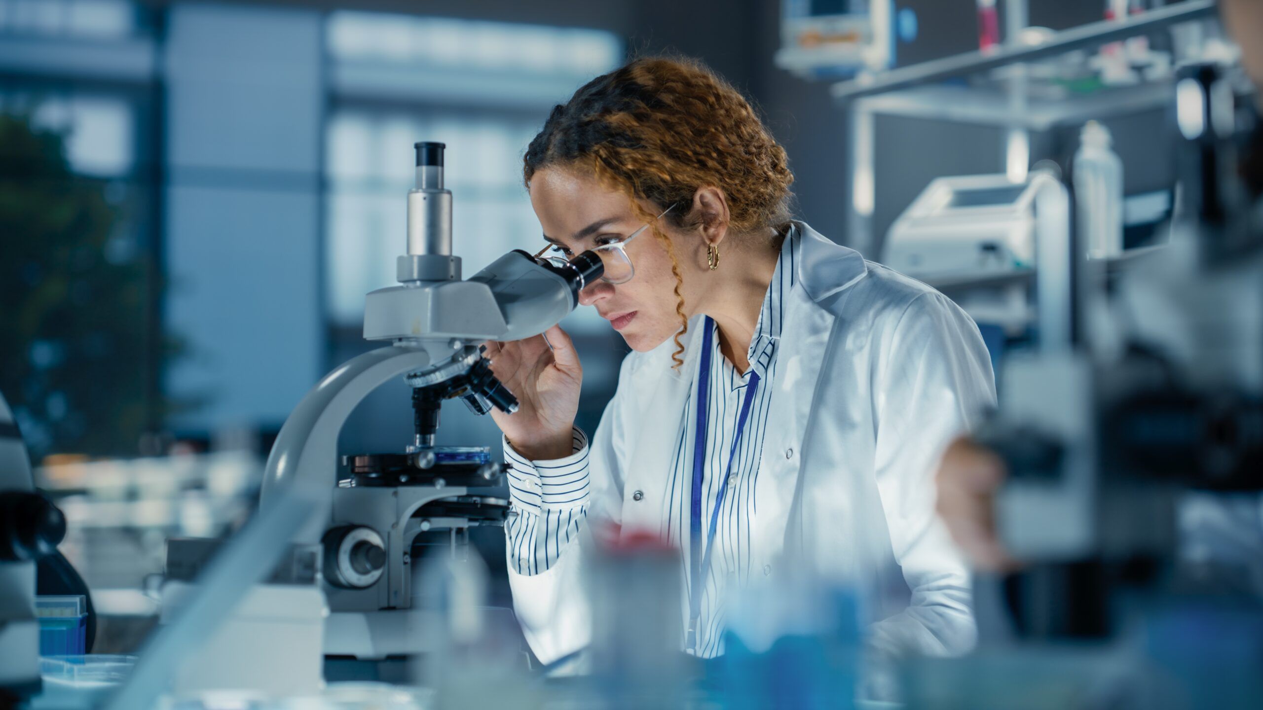 2560x1440 Women in STEM and Innovation