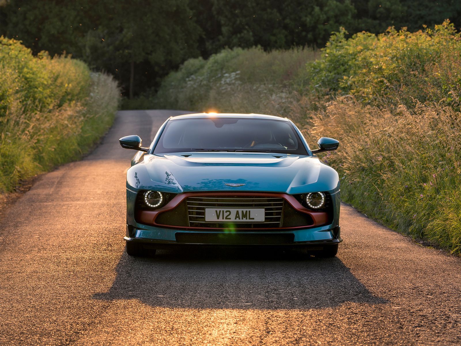 1600x1200 The Aston Martin Valour Is A 007 Approved Reimagining Of An '80s Poster Boy