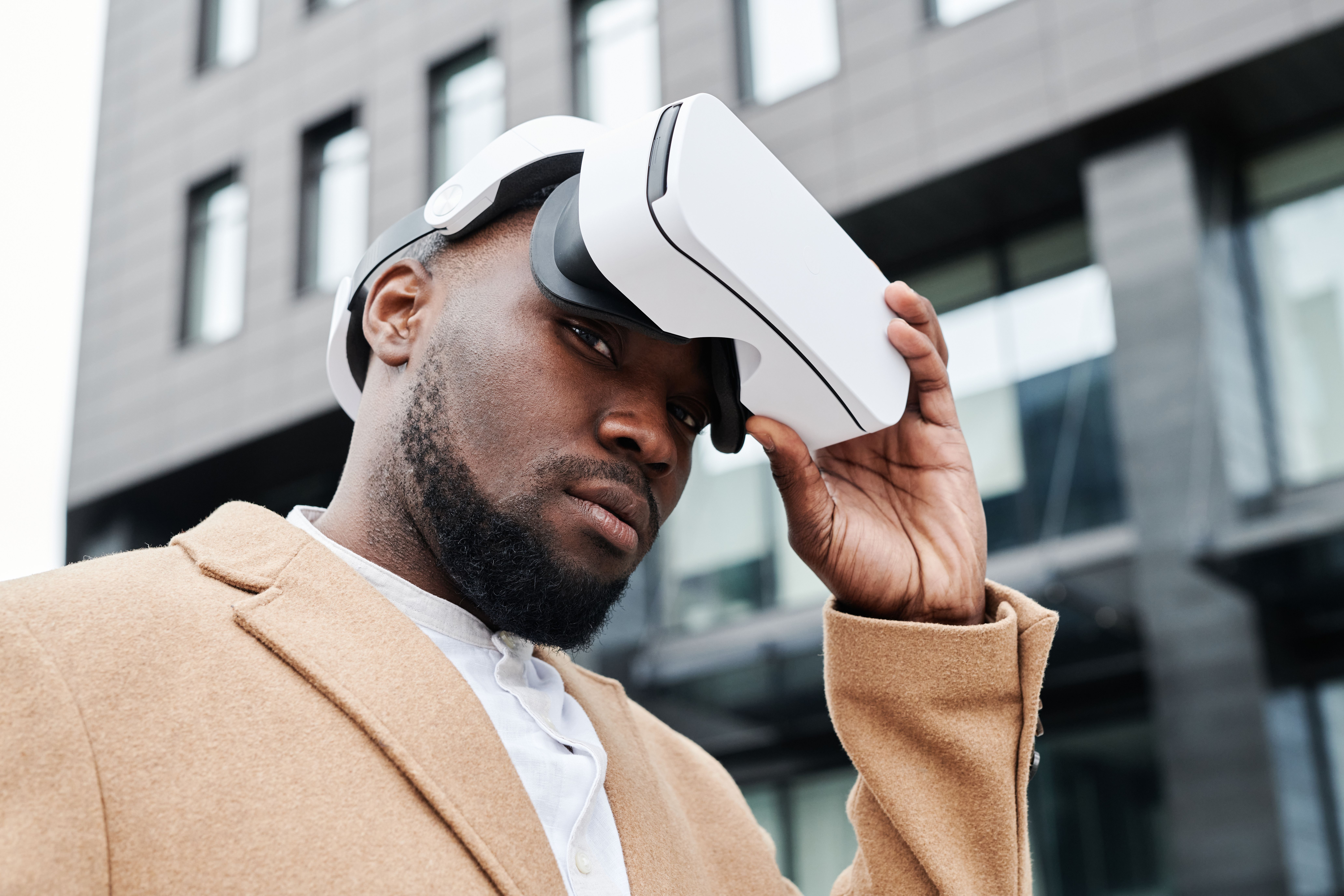 8256x5504 Close Up Shot Of A Man In Brown Coat Using VR Glasses · Free