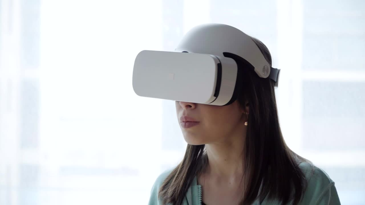 1280x720 Stock Footage Woman Looking Around In Vr Glasses Live Wallpaper Free Live Wallpaper
