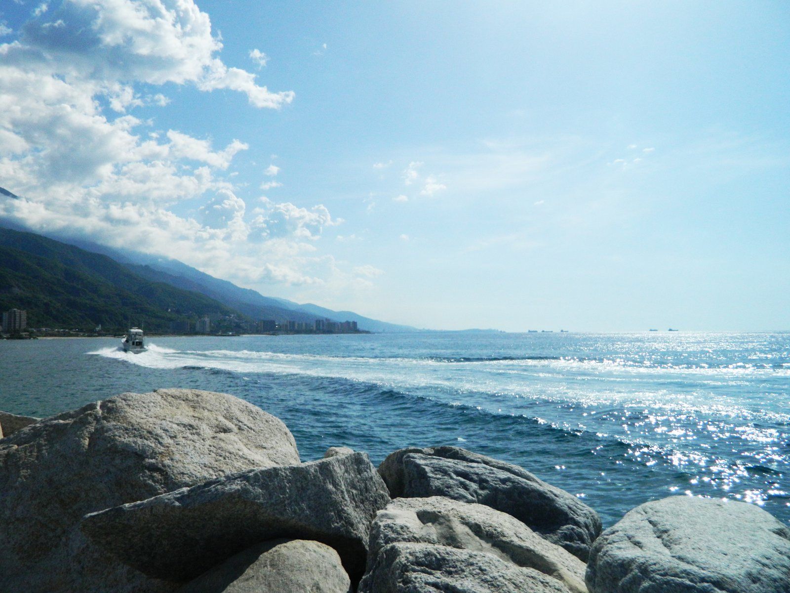 1600x1200 La Guaira coast minus the tourist crowds