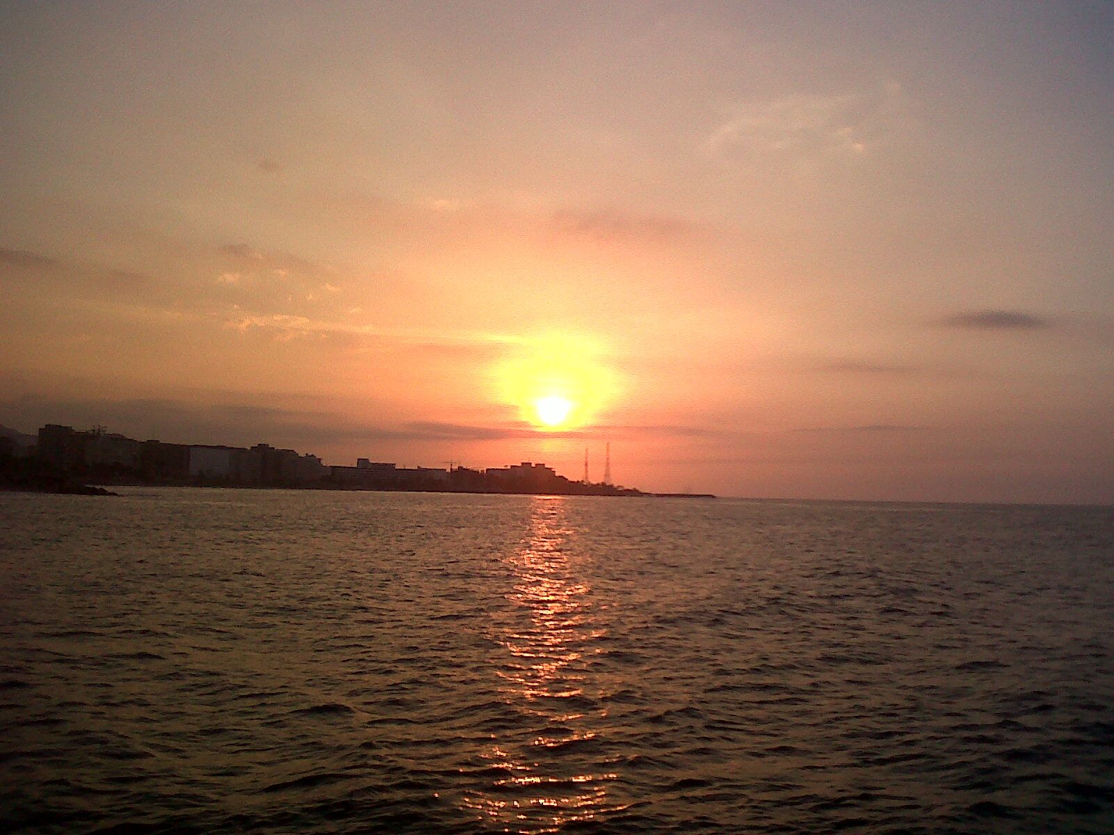 1600x1200 Atardecer en la Guaira