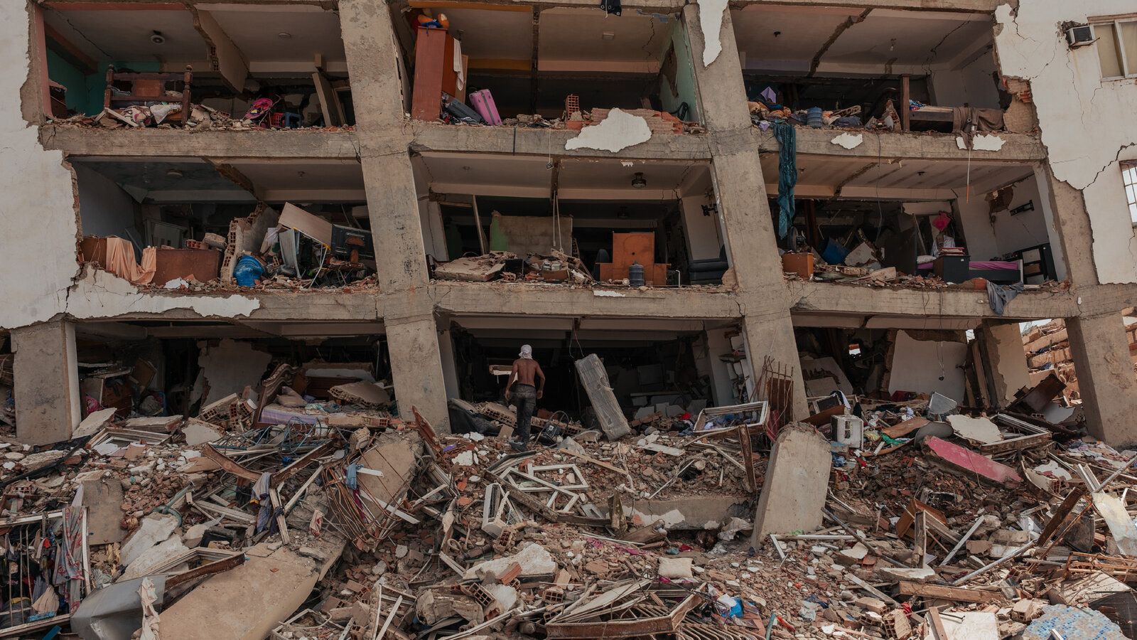 1600x900 After Venezuela Earthquakes, La Guaira Residents Search for Loved Ones in the Rubble
