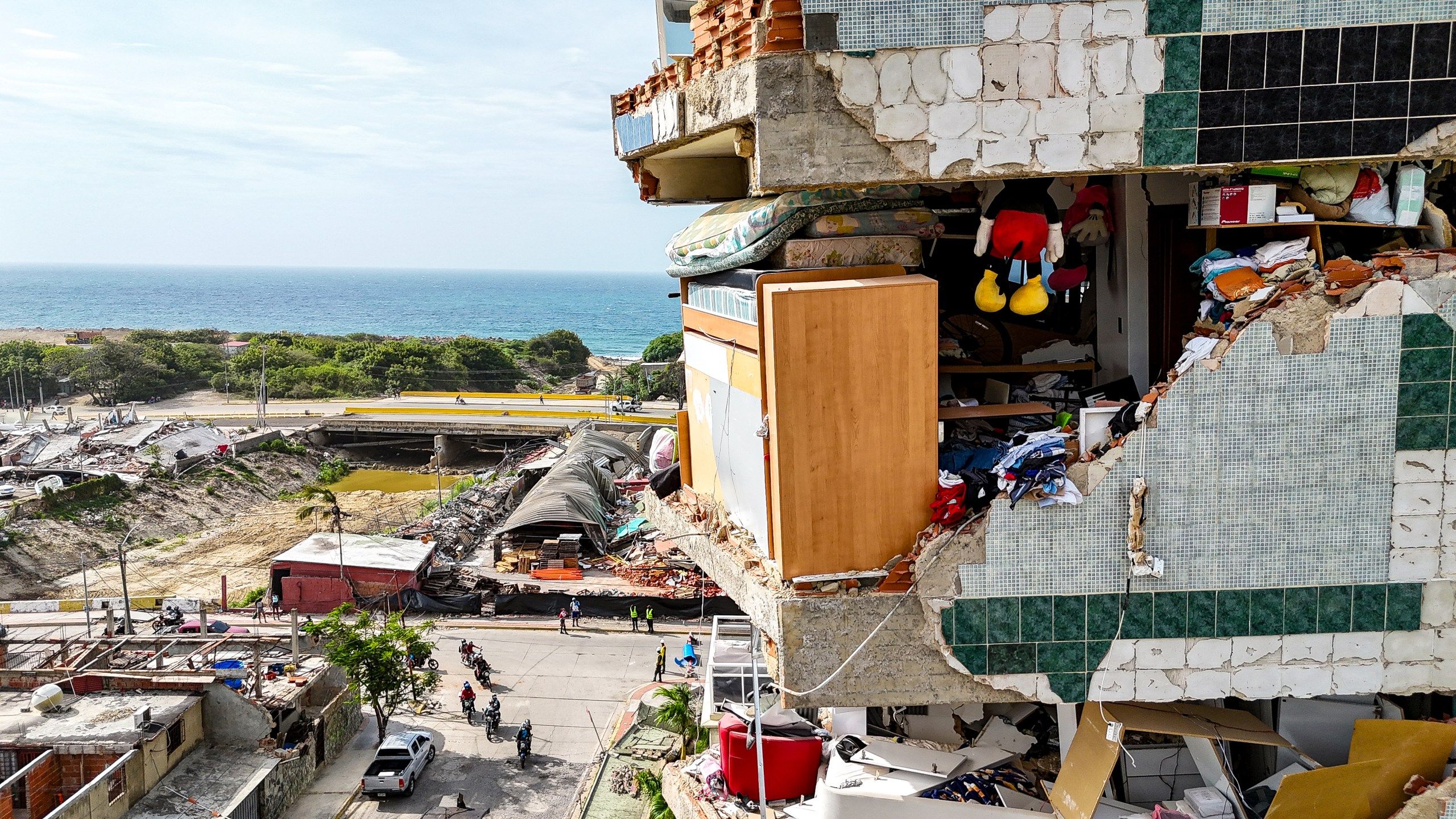 2560x1440 Venezuela's interim leader angrily defends earthquake response