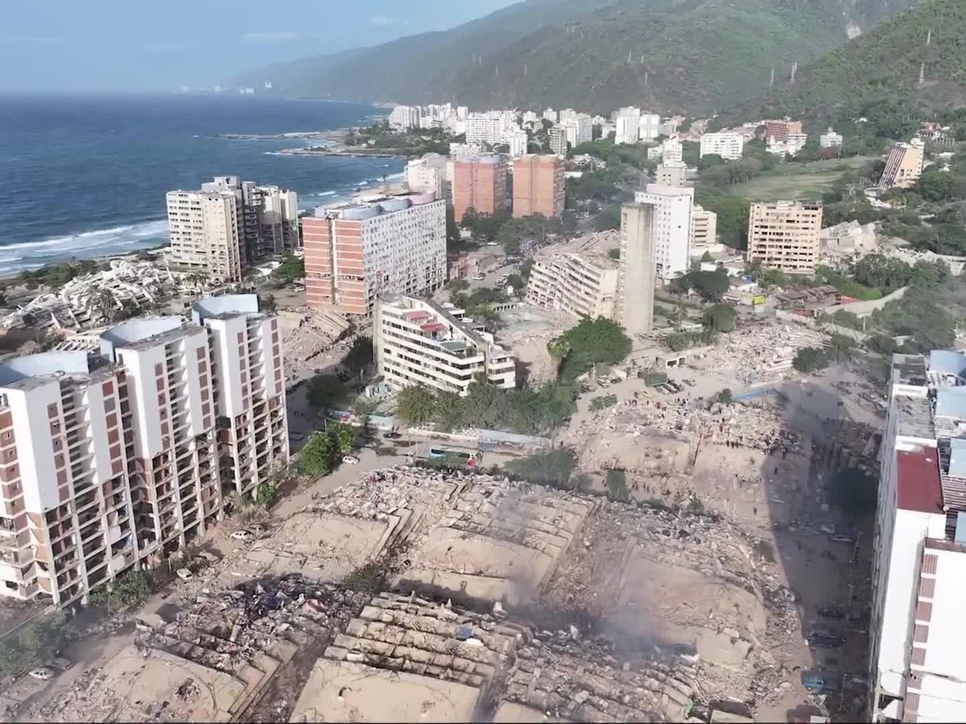1920x1440 Stunning Drone Footage Shows Ruins & Mass Evacuations in Venezuela’s Port City La Guaira After Powerful Earthquake