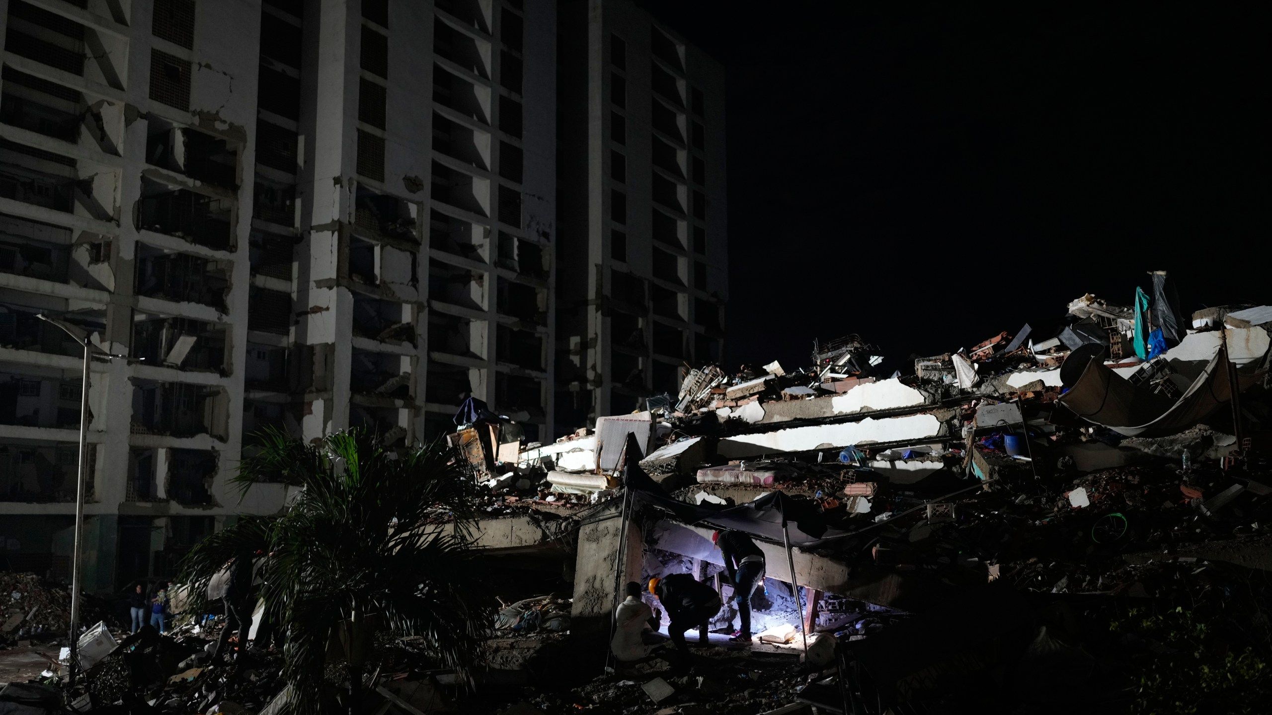 2560x1440 Spotless uniforms, stalled cranes: Inside Venezuela's faltering quake rescue effort