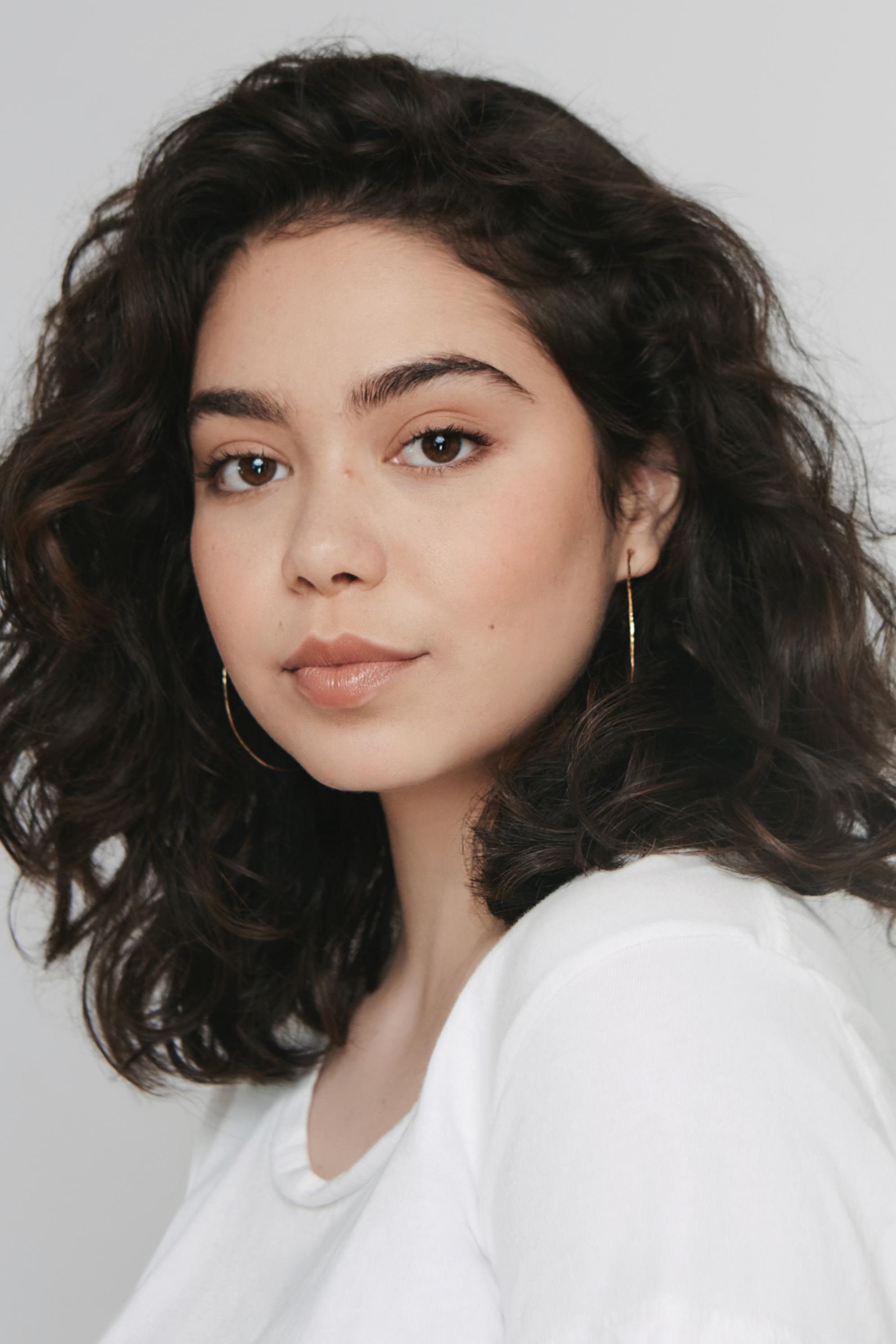 1992x2988 Auliʻi Cravalho Image