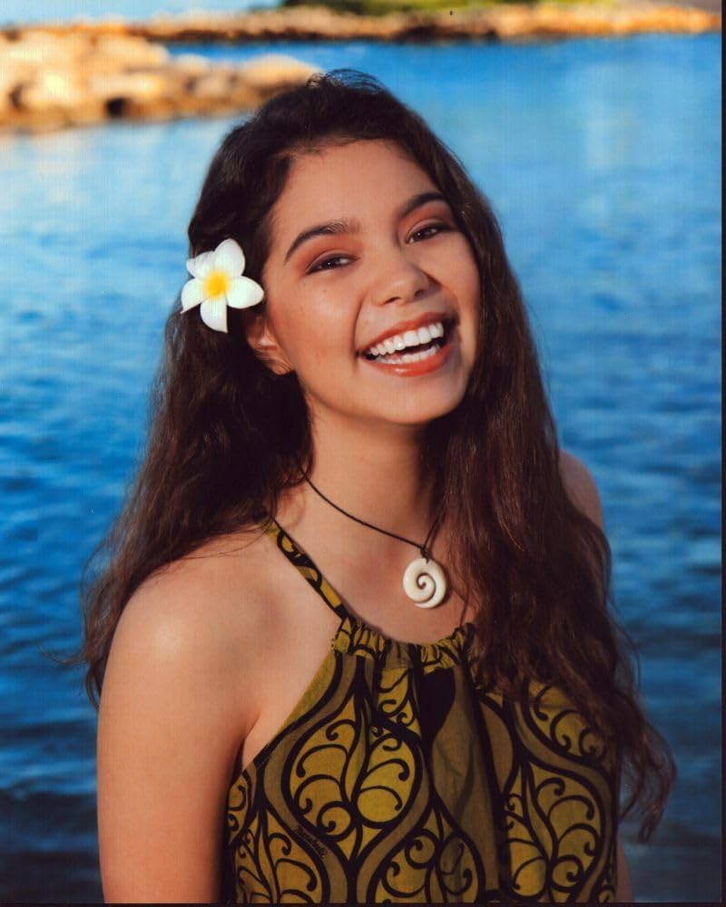 800x1000 Auli'I Cravalho Posed For Moana Event Photo Print (8 x 10) # MVM54853 : Hogar y Cocina
