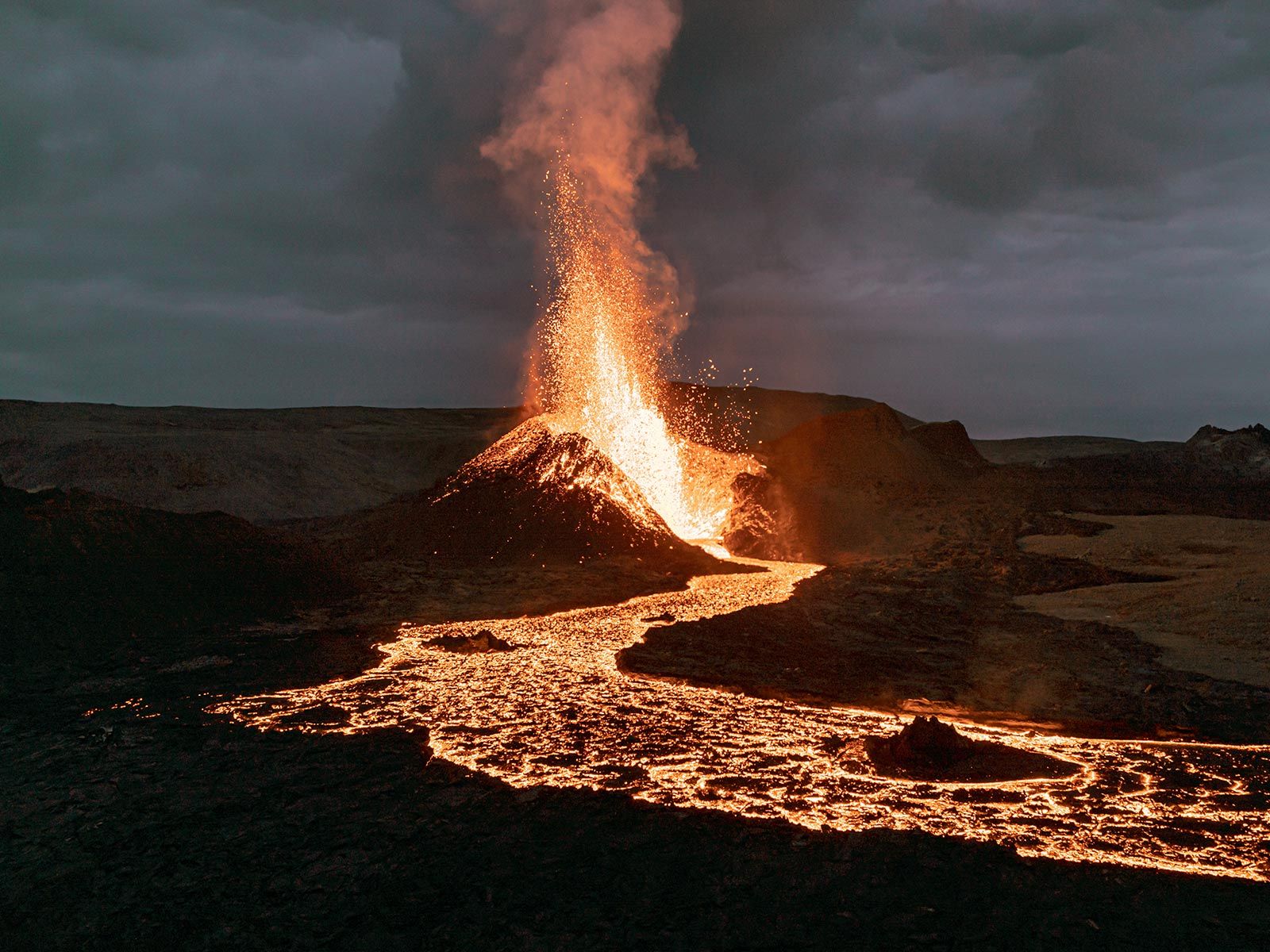 1600x1200 Volcanoes: Nature's Fiery Mountains. Think Blue Marble